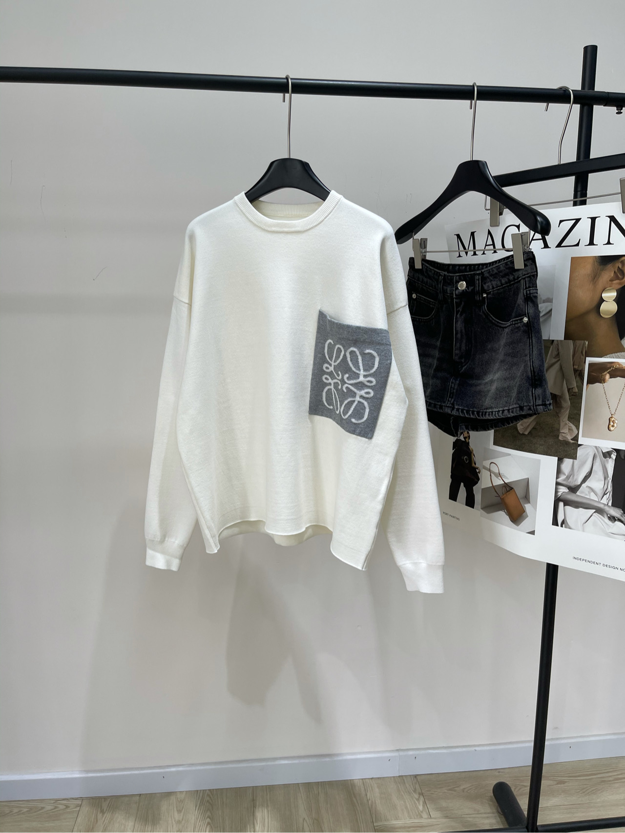 NO:508872,【loe white cork pocket round neck long-sleeved sweater】, fabric cotton + nylon blend color white LOEWE Always like this kind of relaxed outfit and implement the relaxation to the end Loewe is the first choice Classic round neck wool sweater with a gray contrasting color on the left LOGO pocket. The milky white should not look too white. The light-skinned outfit is so simple to grasp. Flat size S shoulder width 58, bust 116, 64, sleeve length 54 M shoulder width 59, bust 120, 65, sleeve length 55 L shoulder width 60, bust 124, 66, sleeve length 56 Manual measurement will have 2~3cm errors within the normal range, loewe, loewe, hoodie, sweatshirts, sweaters, alexander wang19860909【loe白色绞花口袋圆领长袖毛衣】 ,面料棉+锦纶混纺 颜色白色 LOEWE 永远喜欢这种松弛感的穿搭 将松弛感贯彻到底 罗意威就是第一选择 经典圆领羊毛卫衣 左侧一个灰色撞色LOGO兜兜 奶乎乎的白色不要太显白 淡人穿搭如此简单拿捏 平铺尺码 S肩宽58,胸围116,衣长64,袖长54 M肩宽59,胸围120,衣长65,袖长55 L肩宽60,胸围124,衣长66,袖长56 手工测量会有2~3cm误差属于正常范围,,loewe,loewe,hoodie,sweatshirts,sweaters,alexander wang,Women's clothing