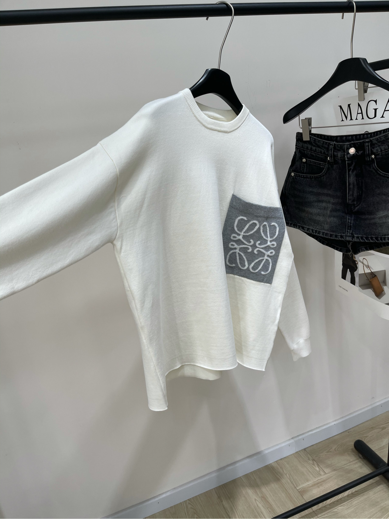 【loe白色绞花口袋圆领长袖毛衣】🔺，面料：棉+锦纶混纺颜色：白色LOEWE 永远喜欢这种松弛感的穿搭将