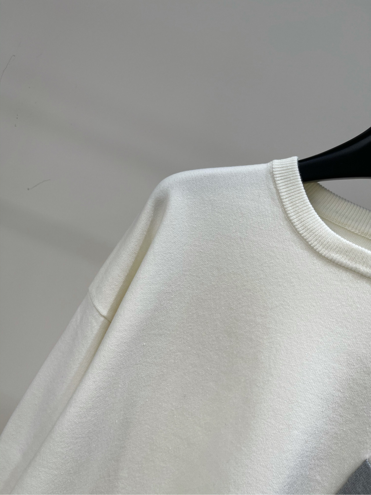 【loe白色绞花口袋圆领长袖毛衣】🔺，面料：棉+锦纶混纺颜色：白色LOEWE 永远喜欢这种松弛感的穿搭将