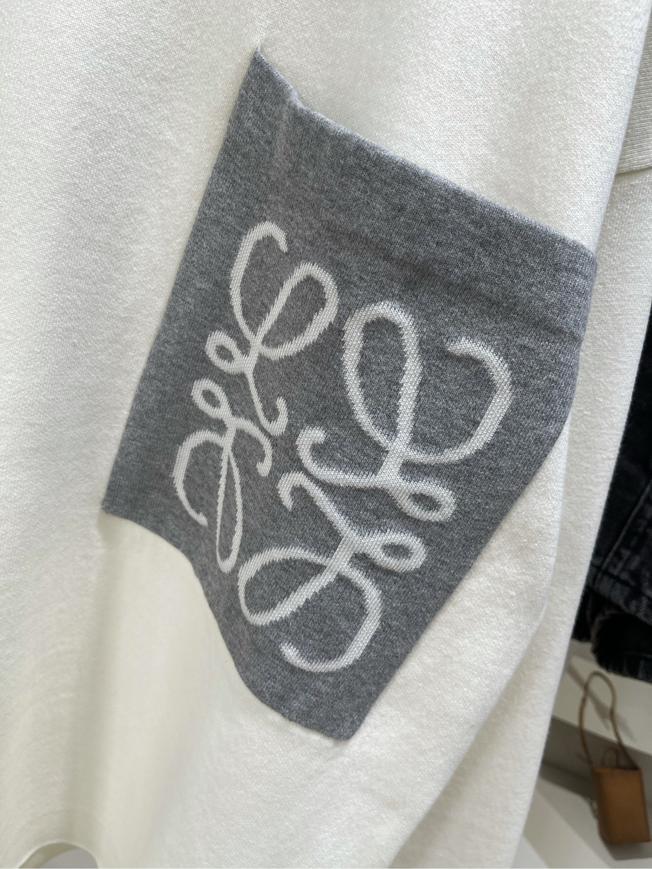 【loe白色绞花口袋圆领长袖毛衣】🔺，面料：棉+锦纶混纺颜色：白色LOEWE 永远喜欢这种松弛感的穿搭将