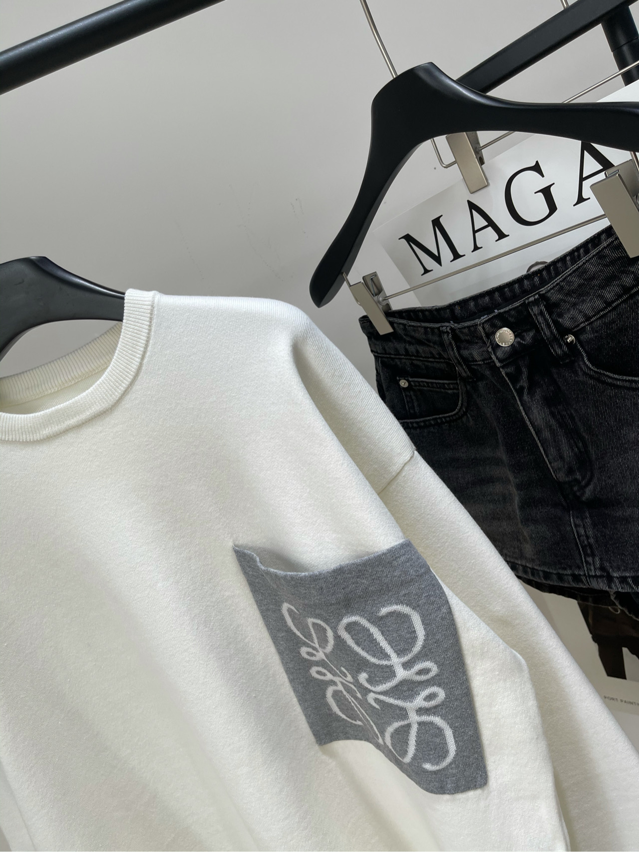 【loe白色绞花口袋圆领长袖毛衣】🔺，面料：棉+锦纶混纺颜色：白色LOEWE 永远喜欢这种松弛感的穿搭将