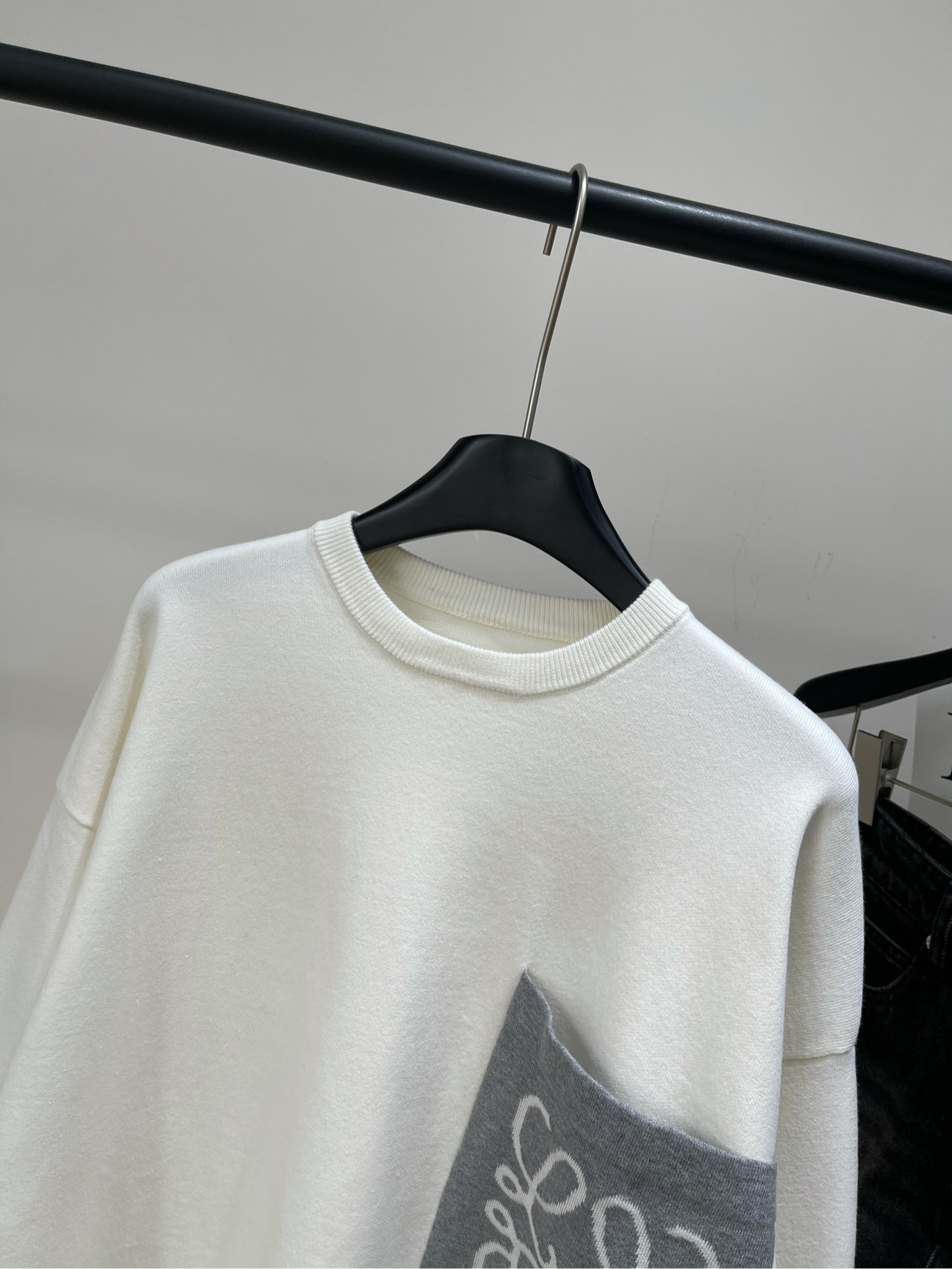 【loe白色绞花口袋圆领长袖毛衣】🔺，面料：棉+锦纶混纺颜色：白色LOEWE 永远喜欢这种松弛感的穿搭将