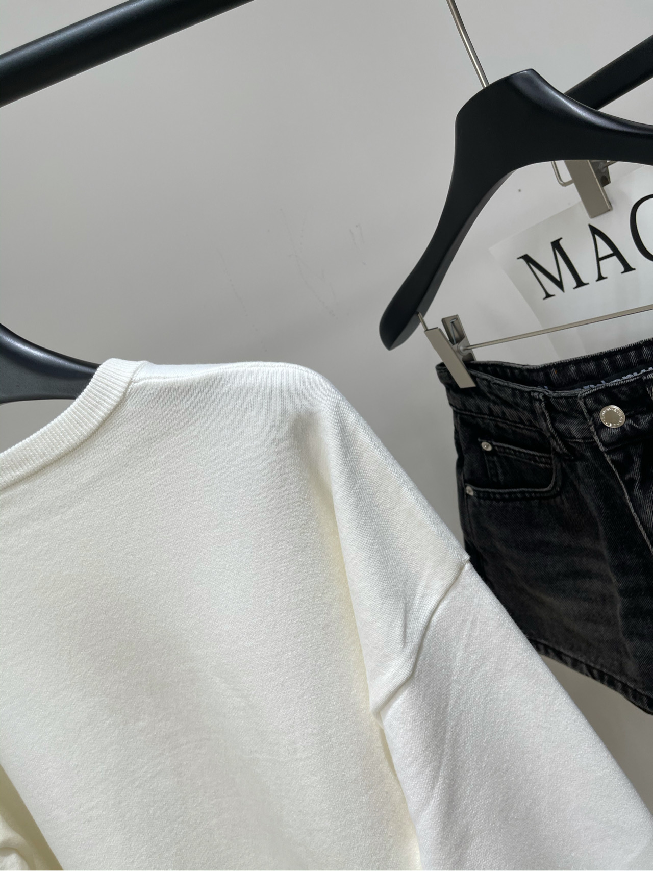 【loe白色绞花口袋圆领长袖毛衣】🔺，面料：棉+锦纶混纺颜色：白色LOEWE 永远喜欢这种松弛感的穿搭将