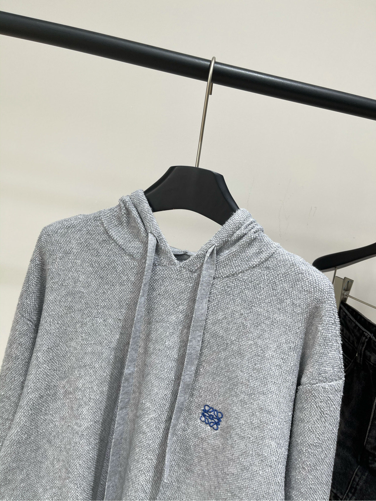 【loe浅灰色圈圈纱抽绳连帽衫】🔺，面料：羊毛圈圈纱颜色：浅灰色LOEWE这件卫衣直接闭眼入灰色控又爱上