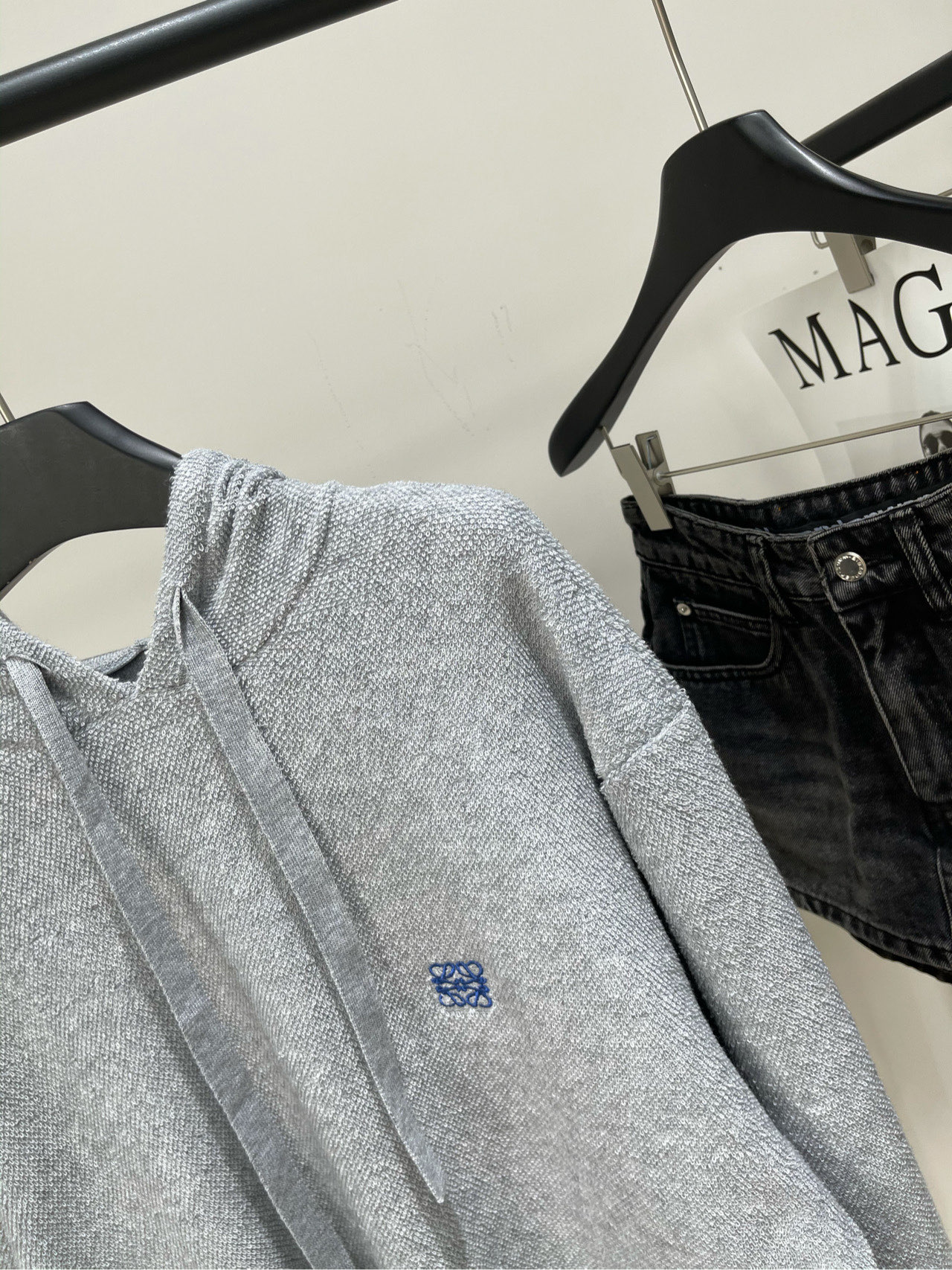 【loe浅灰色圈圈纱抽绳连帽衫】🔺，面料：羊毛圈圈纱颜色：浅灰色LOEWE这件卫衣直接闭眼入灰色控又爱上