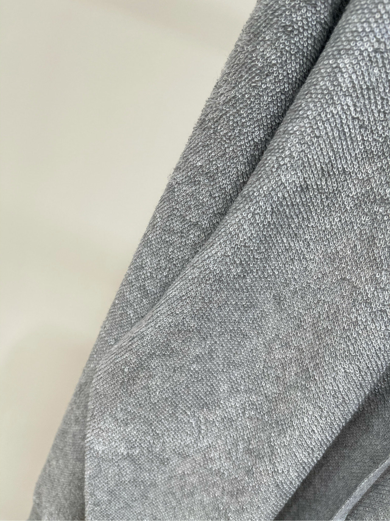 【loe浅灰色圈圈纱抽绳连帽衫】🔺，面料：羊毛圈圈纱颜色：浅灰色LOEWE这件卫衣直接闭眼入灰色控又爱上