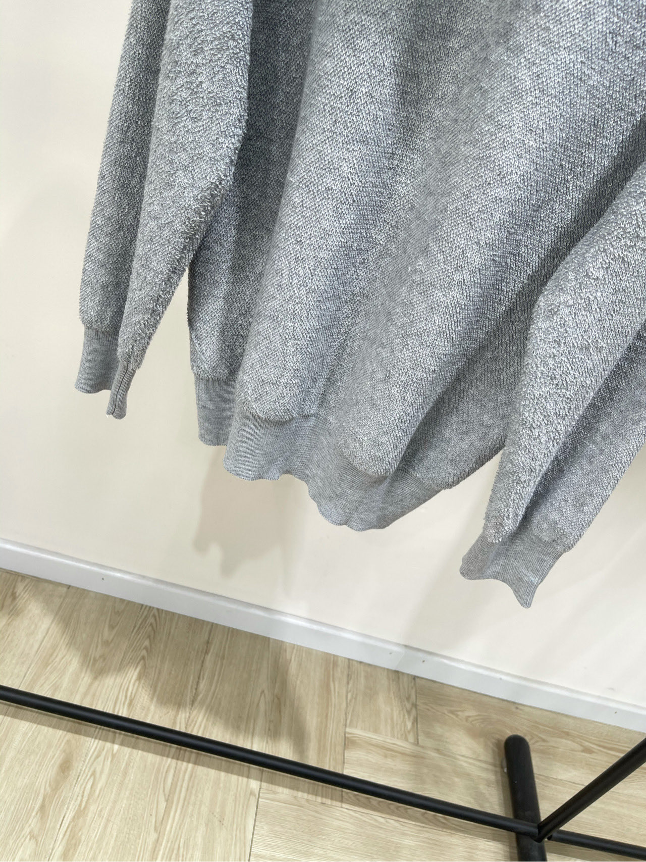 【loe浅灰色圈圈纱抽绳连帽衫】🔺，面料：羊毛圈圈纱颜色：浅灰色LOEWE这件卫衣直接闭眼入灰色控又爱上