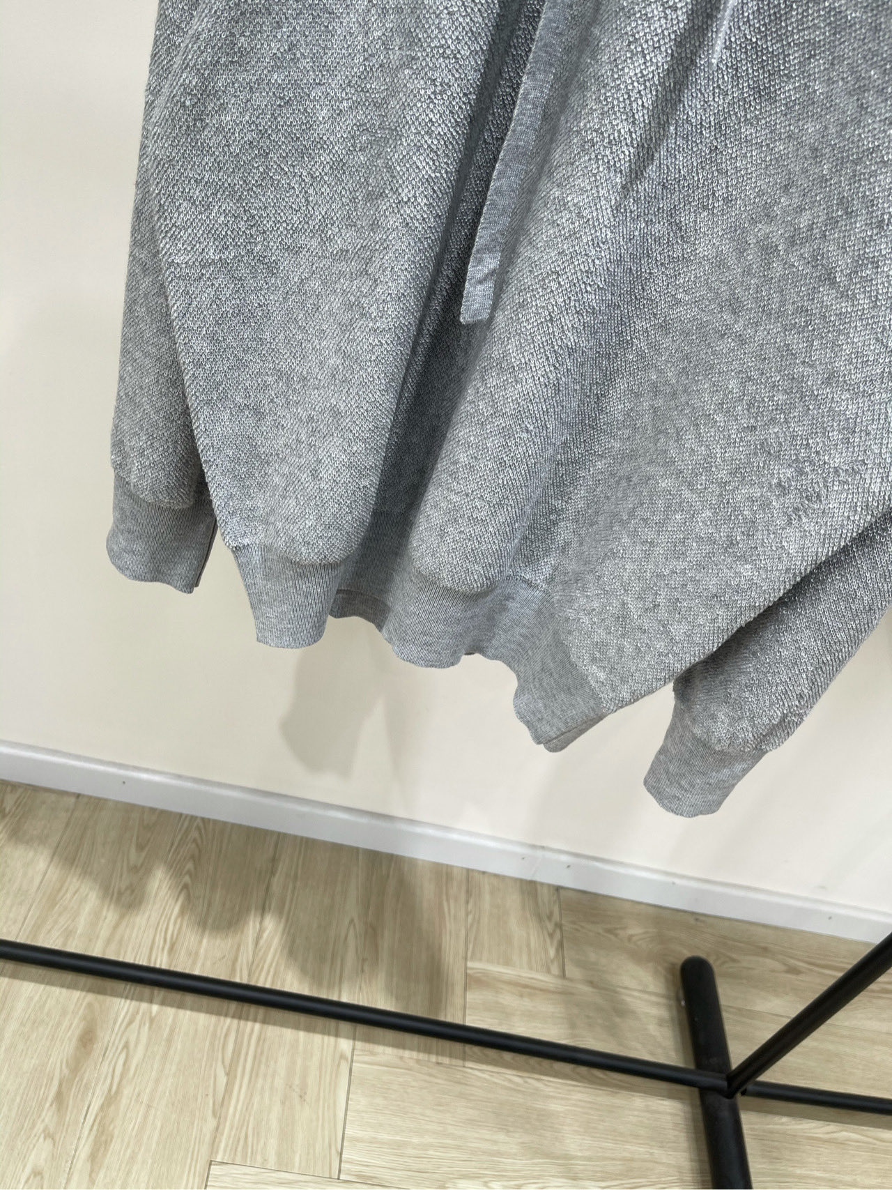 【loe浅灰色圈圈纱抽绳连帽衫】🔺，面料：羊毛圈圈纱颜色：浅灰色LOEWE这件卫衣直接闭眼入灰色控又爱上