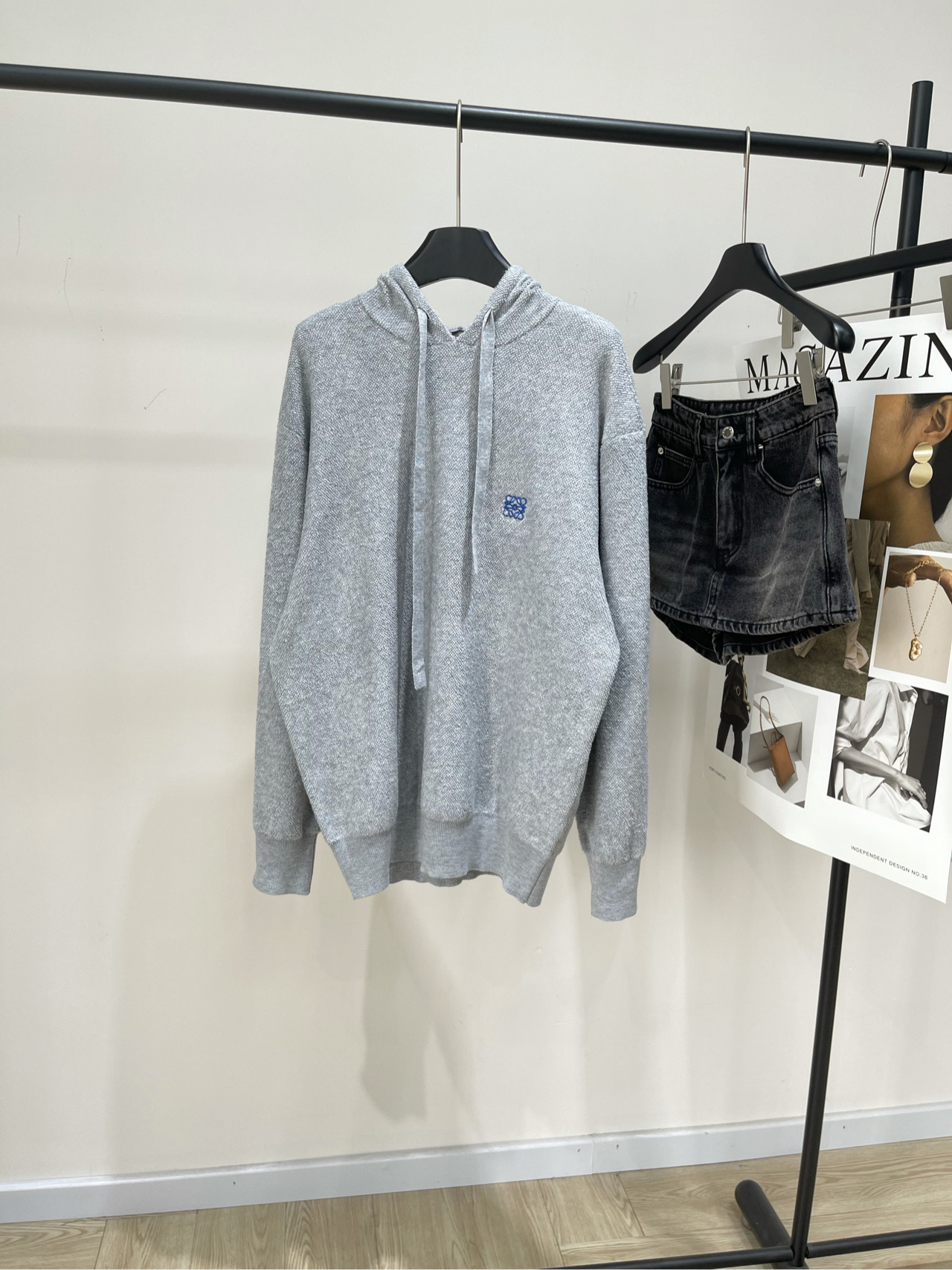 NO:508880,【loe light gray circle drawstring hoodie】, fabric wool circle yarn color light gray LOEWE This sweatshirt is closed directly and grey control falls in love with it again. The real thing is really super soft. Cool gray chest blue Anagram LOGO Low-key and practical wear Flat size S shoulder width 52, bust 110, 69, sleeve length 60 M shoulder width 53, bust 114, 70, sleeve length 61 L shoulder width 54, bust 118, 71, sleeve length 62 Manual measurement will have 2~3cm errors within the normal range, loewe, hoodie, sweatshirts,hats,alexander wang19860909【loe浅灰色圈圈纱抽绳连帽衫】 ,面料羊毛圈圈纱 颜色浅灰色 LOEWE这件卫衣直接闭眼入 灰色控又爱上了呢 实物真的超级柔软 冷调的灰色胸前蓝色小Anagram LOGO 低调又实穿 平铺尺码 S肩宽52,胸围110,衣长69,袖长60 M肩宽53,胸围114,衣长70,袖长61 L肩宽54,胸围118,衣长71,袖长62 手工测量会有2~3cm误差属于正常范围,,loewe,hoodie,sweatshirts,hats,alexander wang,Women's clothing