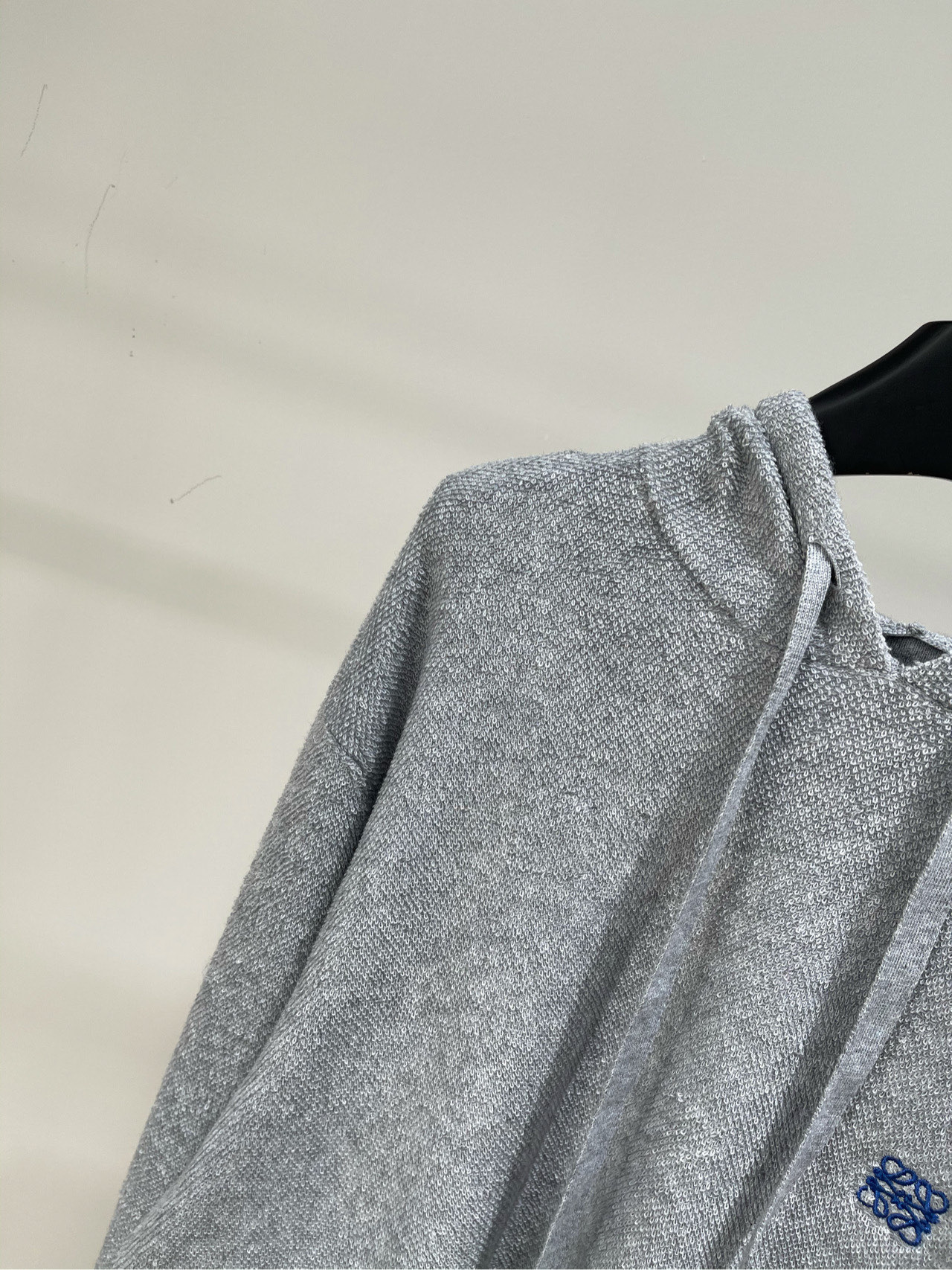 【loe浅灰色圈圈纱抽绳连帽衫】🔺，面料：羊毛圈圈纱颜色：浅灰色LOEWE这件卫衣直接闭眼入灰色控又爱上