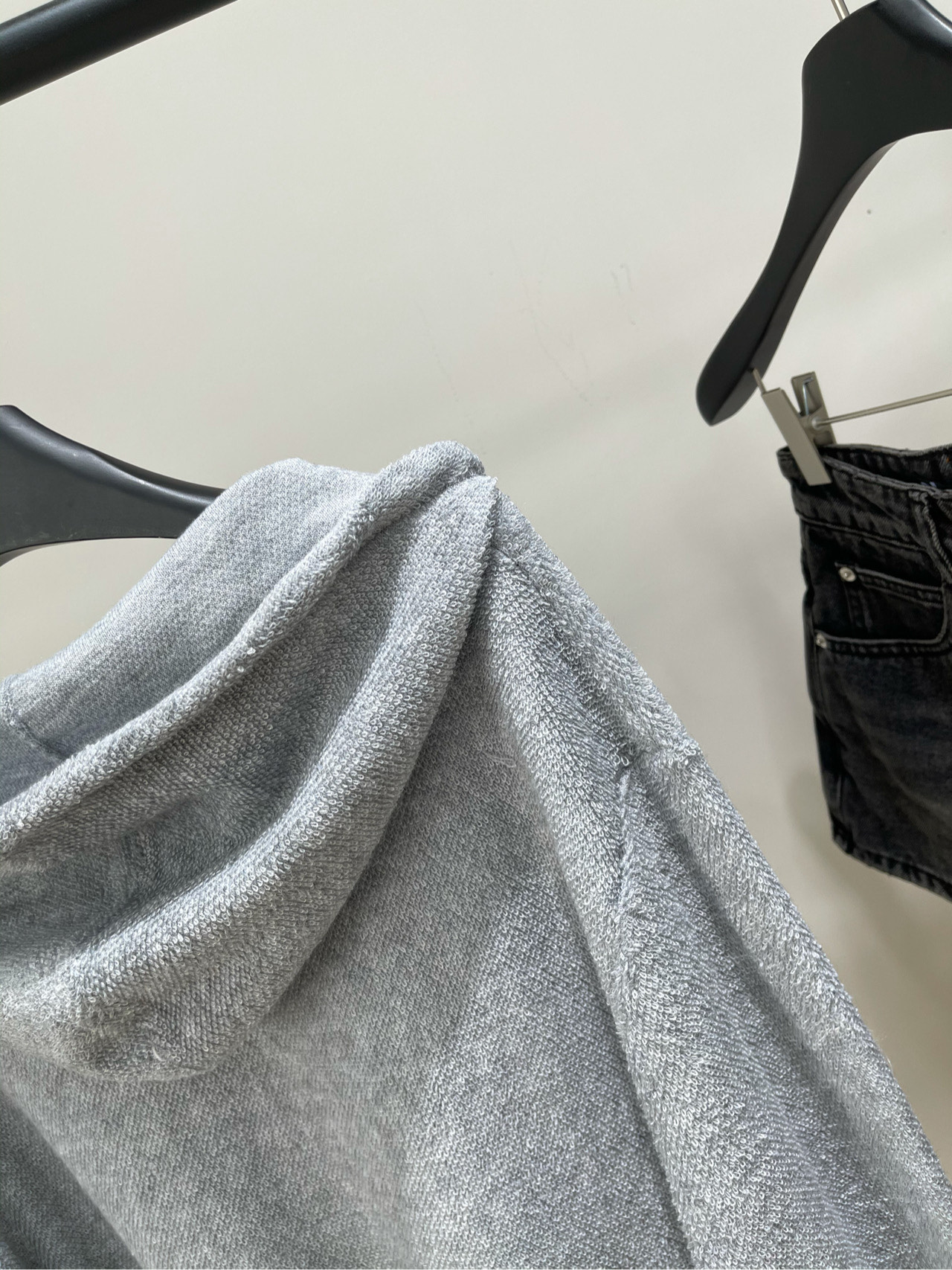 【loe浅灰色圈圈纱抽绳连帽衫】🔺，面料：羊毛圈圈纱颜色：浅灰色LOEWE这件卫衣直接闭眼入灰色控又爱上