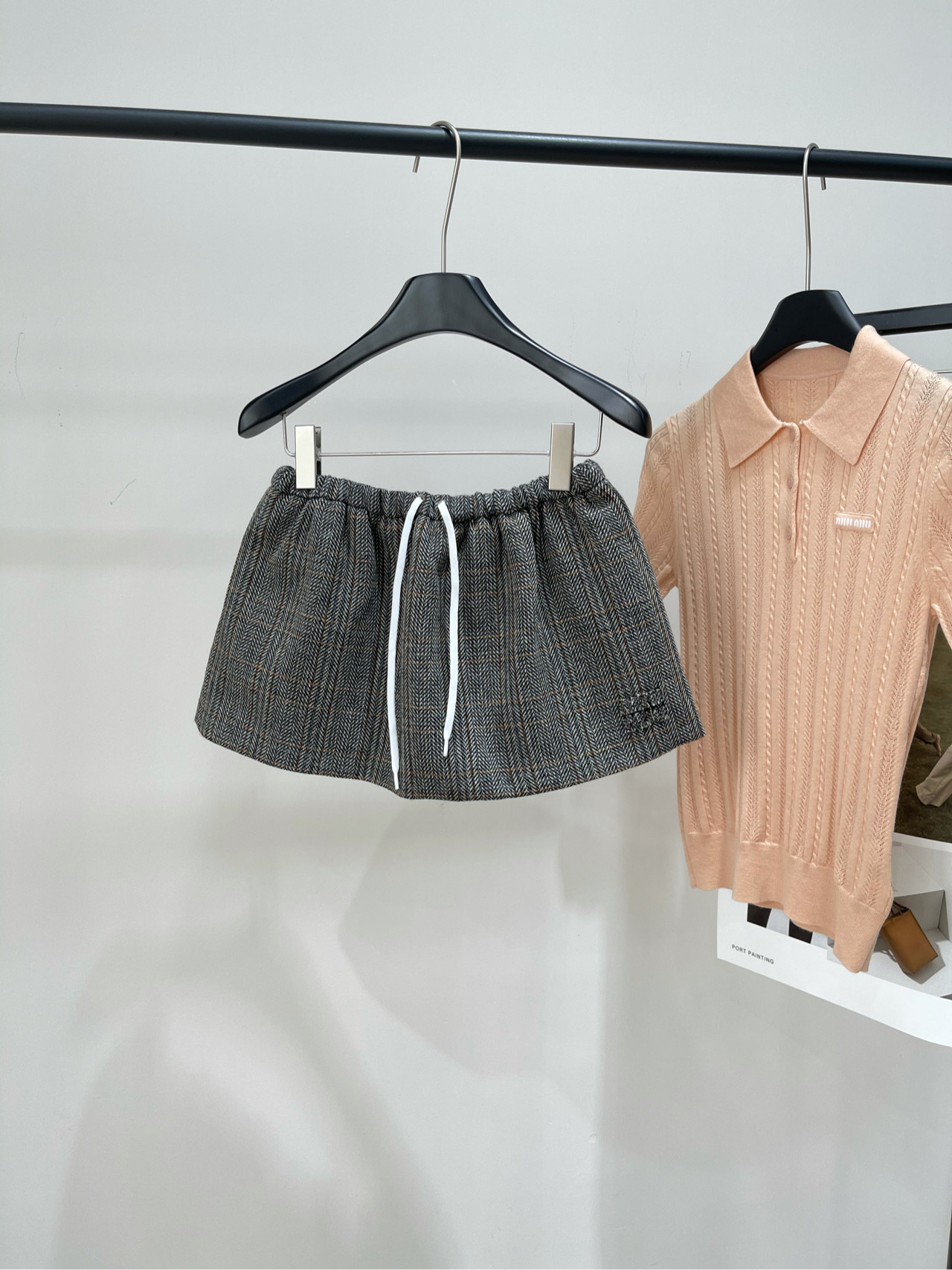 NO:508887,【M gray fine lattice thick tweed short skirt】, fabric wool wool color gray 25 autumn and winter British retro matching Miao style outfit retro stylish plaid fabric developed with fixed weaving Ultra-short mini skirt A true fashionable girl Showing legs and showing temperament The atmosphere is also online Flat size without lining S waist 62 elasticity, hip 114, skirt length 29 M waist 66 elasticity, hip 118, skirt length 30 L waist 70 elasticity, hip 122, skirt length 31 Manual measurement will have 2~3cm errors within the normal range, skirt 1, skirt wang19860909【M灰色细格粗花呢短裙】 ,面料羊毛呢 颜色灰色 25秋冬英伦复古一套搭配 缪系穿搭 复古有型 采用定织开发的格纹面料 超短mini半裙 妥妥的时髦妹子 显腿长显气质 氛围感也在线 平铺尺码无内衬 S腰围62弹力,臀围114,裙长29 M腰围66弹力,臀围118,裙长30 L腰围70弹力,臀围122,裙长31 手工测量会有2~3cm误差属于正常范围,,skirts,alexander wang,Women's clothing