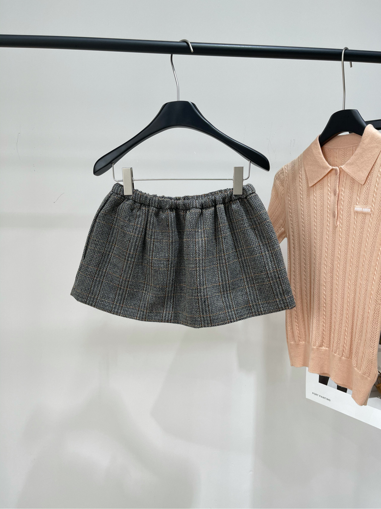 【M灰色细格粗花呢短裙】🔺，面料：羊毛呢颜色：灰色25秋冬🆕🆕英伦复古一套搭配 缪系穿搭 复古有型 采用