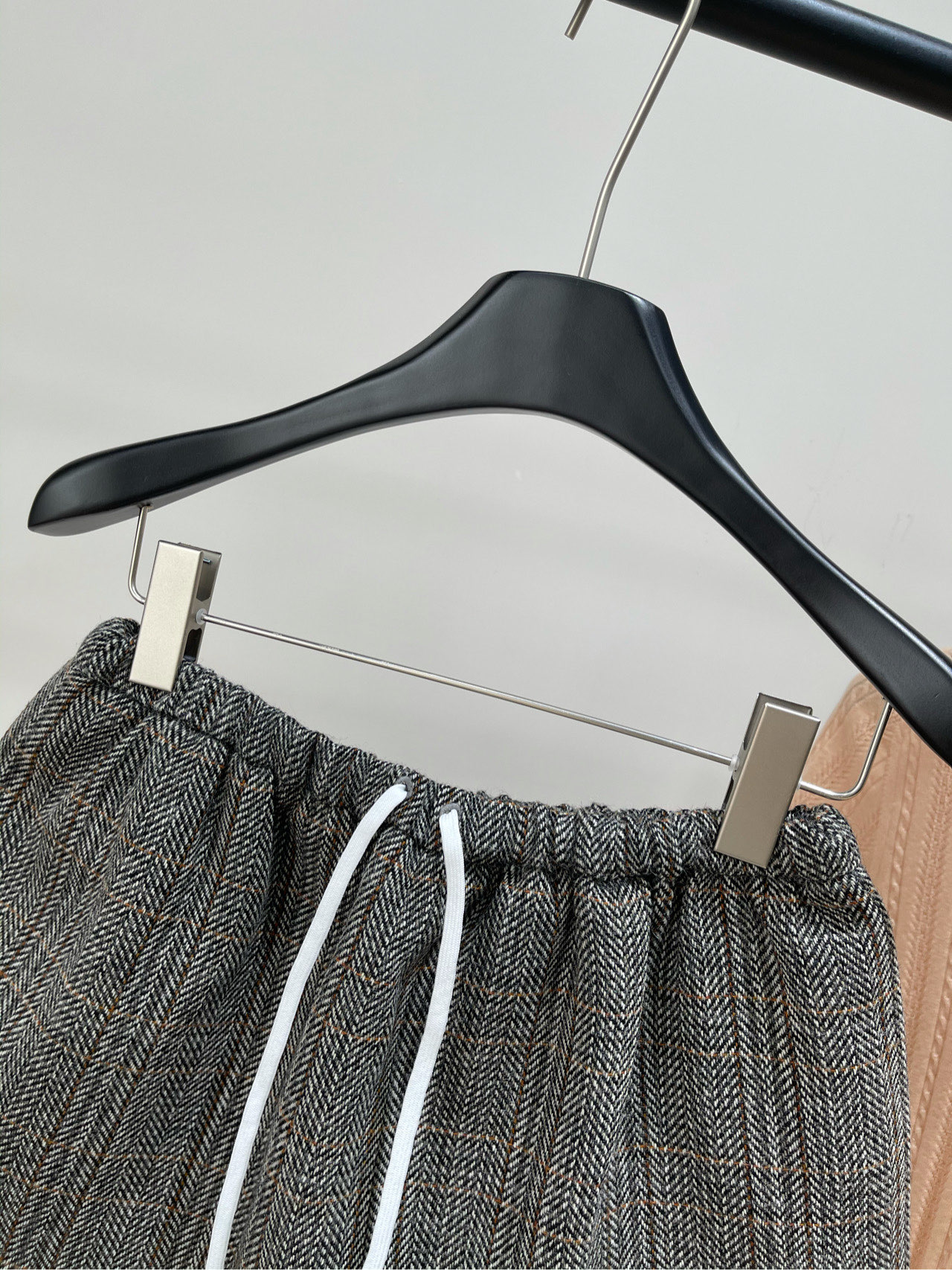 【M灰色细格粗花呢短裙】🔺，面料：羊毛呢颜色：灰色25秋冬🆕🆕英伦复古一套搭配 缪系穿搭 复古有型 采用