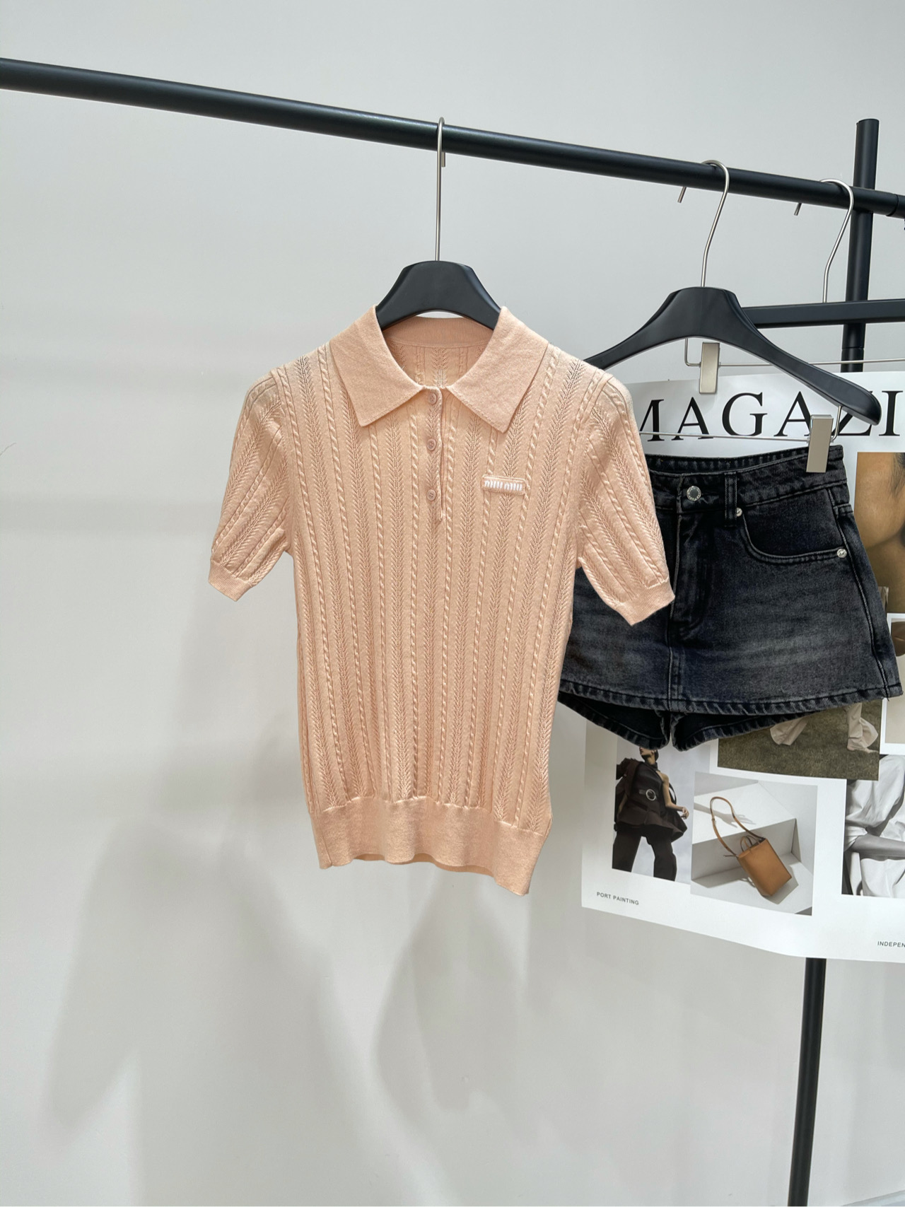 NO:517472,【M orange-pink hollow polo knitted short sleeves】, fabric wool blend, color orange-pink *｜Short-sleeved Polo sweater 25SS autumn new style is available!  This luxury clothing is made of slender feminine tailoring. This soft cashmere Polo sweater features exquisite hollow and twist knitted patterns to highlight its lightness and delicate nature. Flat size S shoulder width 34, bust 72 stretch, garment length 56, sleeve length 23 M shoulder width 35, bust 76 stretch, garment length 57, sleeve length 24 L shoulder width 36, bust 80 stretch, garment length 58, sleeve length 25 Manual measurement will have 2~3cm errors within the range, sweaters, T-shirt, alexander wang19860909【M橘粉色镂空polo针织短袖】 ,面料羊毛混纺 颜色橘粉色 *｜短袖Polo毛衣 25SS秋季新款上新！ 这款奢侈品服装采用纤细的女性化剪裁 这款柔软的羊绒Polo毛衣 以精致的镂空和麻花针织图案为特色 突显其轻盈和细腻的本质 平铺尺码 S肩宽34,胸围72弹力,衣长56,袖长23 M肩宽35,胸围76弹力,衣长57,袖长24 L肩宽36,胸围80弹力,衣长58,袖长25 手工测量会有2~3cm误差属于范围,,sweaters,T-shirt,alexander wang,Women's clothing