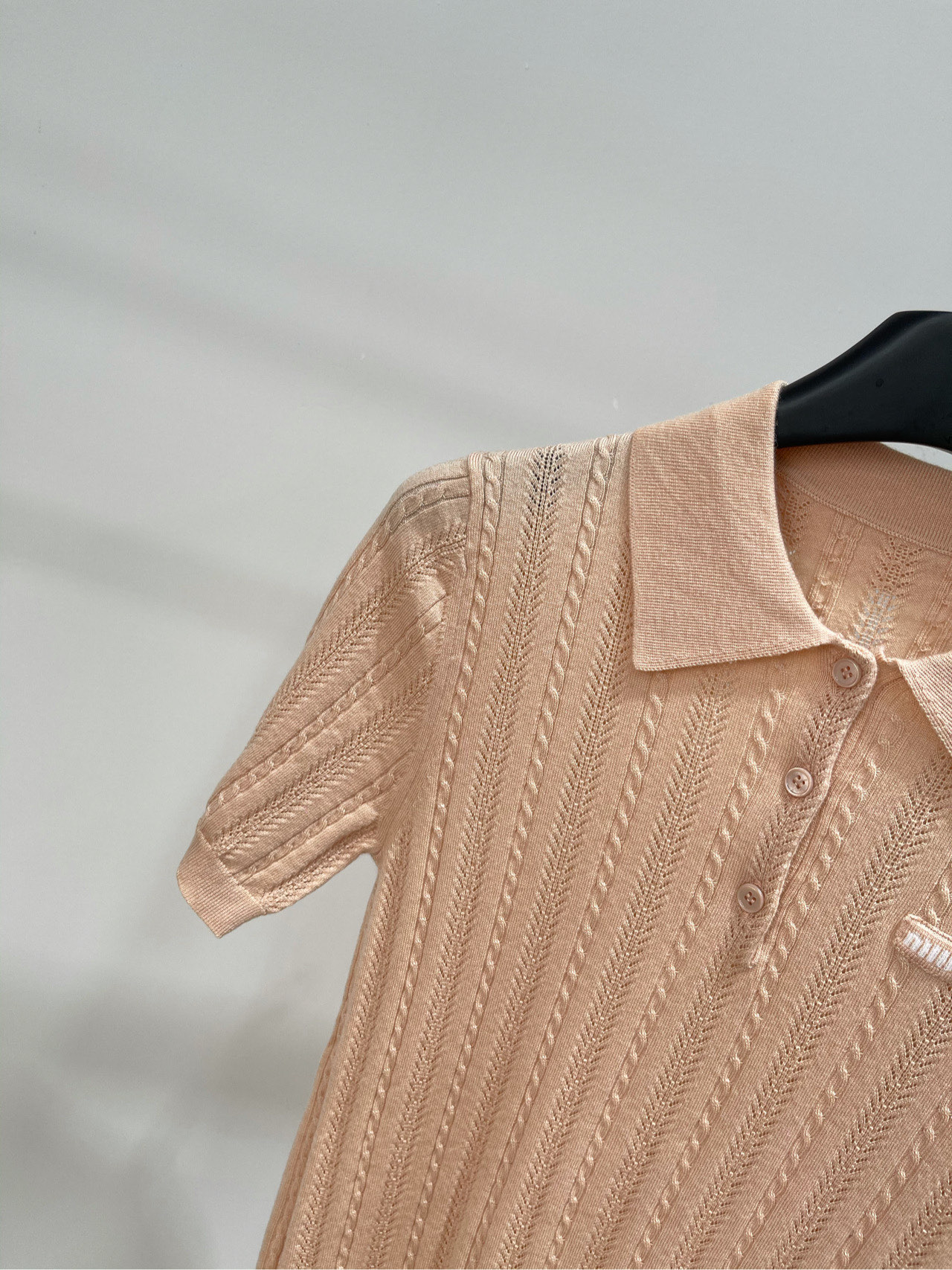 【M橘粉色镂空polo针织短袖】🔺，面料：羊毛混纺颜色：橘粉色𝐌𝐈𝐔 𝐌𝐈*｜短袖Polo毛衣25SS秋