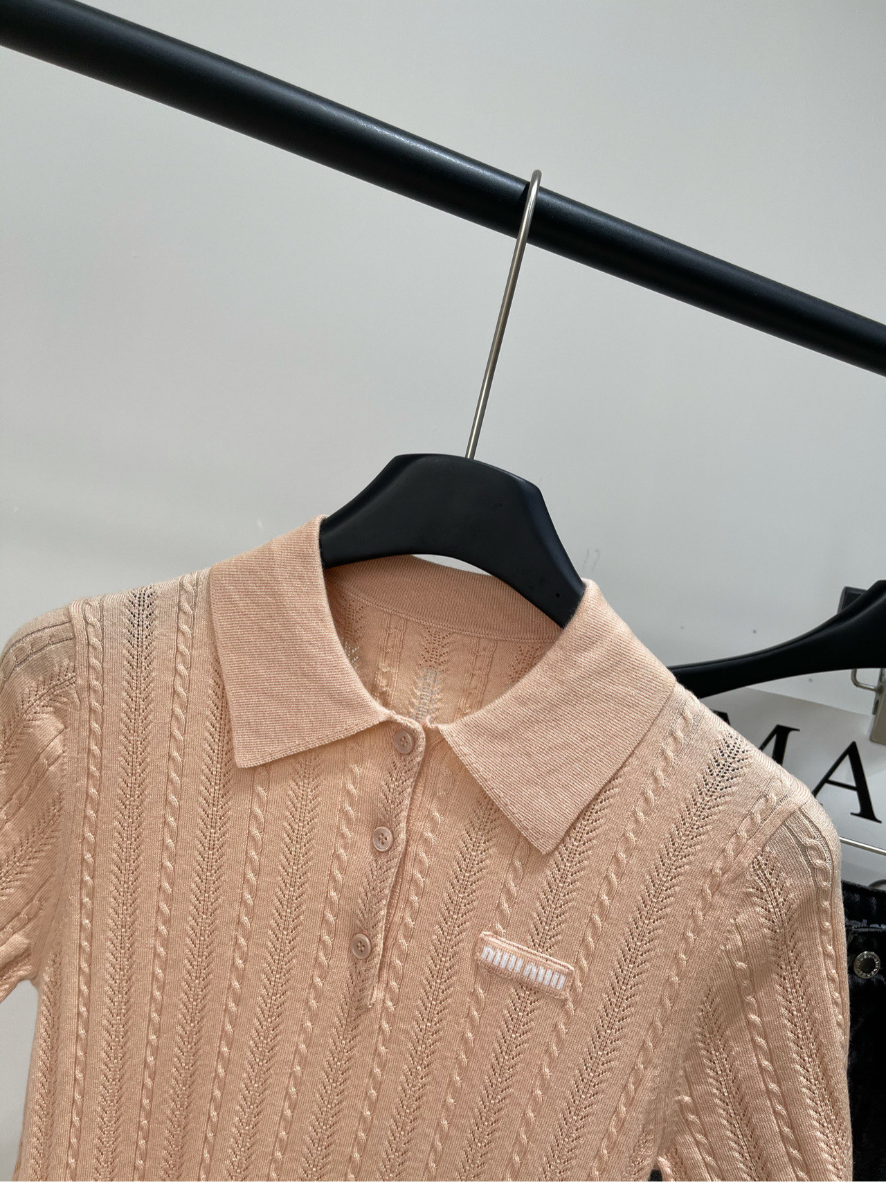 【M橘粉色镂空polo针织短袖】🔺，面料：羊毛混纺颜色：橘粉色𝐌𝐈𝐔 𝐌𝐈*｜短袖Polo毛衣25SS秋