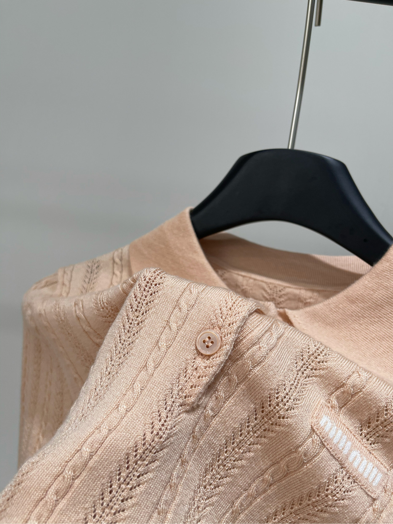 【M橘粉色镂空polo针织短袖】🔺，面料：羊毛混纺颜色：橘粉色𝐌𝐈𝐔 𝐌𝐈*｜短袖Polo毛衣25SS秋