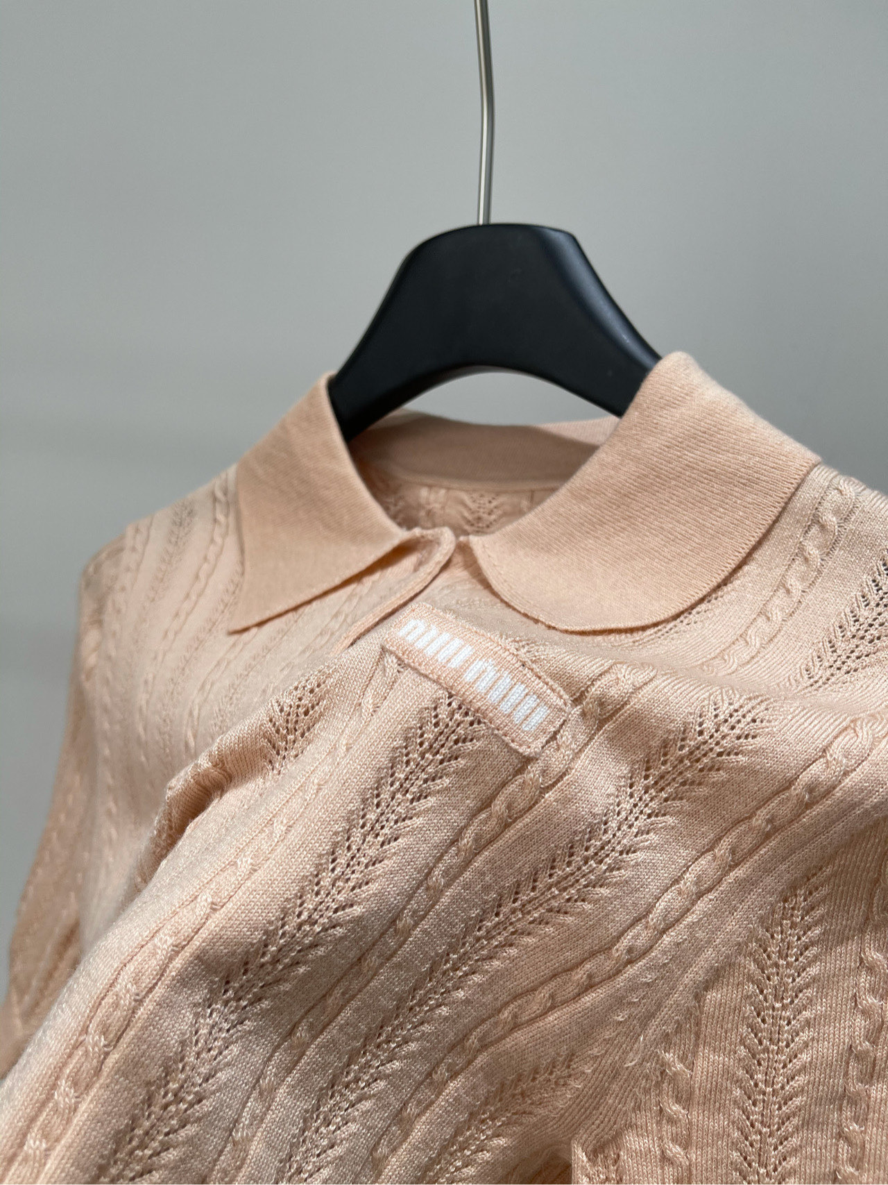 【M橘粉色镂空polo针织短袖】🔺，面料：羊毛混纺颜色：橘粉色𝐌𝐈𝐔 𝐌𝐈*｜短袖Polo毛衣25SS秋