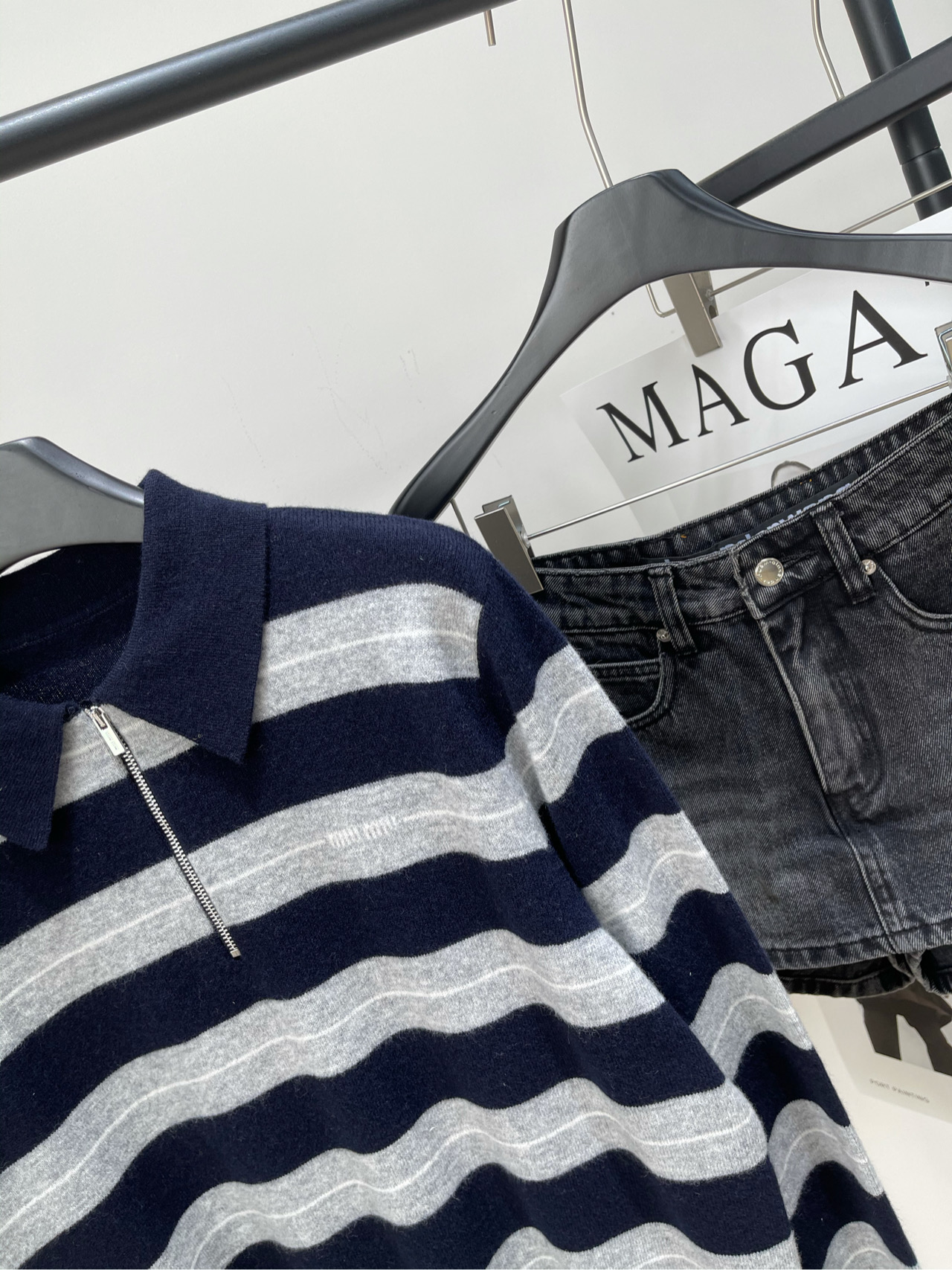 【M蓝灰宽条纹polo半拉链毛衣】🔺，面料：羊绒混纺颜色：蓝灰宽条纹𝐌𝐈𝐔 𝐌𝐈*｜针织条纹半拉链上衣条