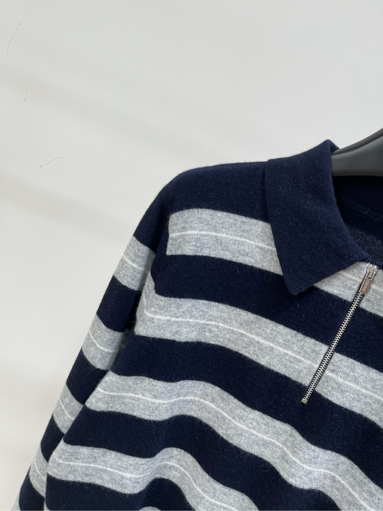 【M蓝灰宽条纹polo半拉链毛衣】🔺，面料：羊绒混纺颜色：蓝灰宽条纹𝐌𝐈𝐔 𝐌𝐈*｜针织条纹半拉链上衣条
