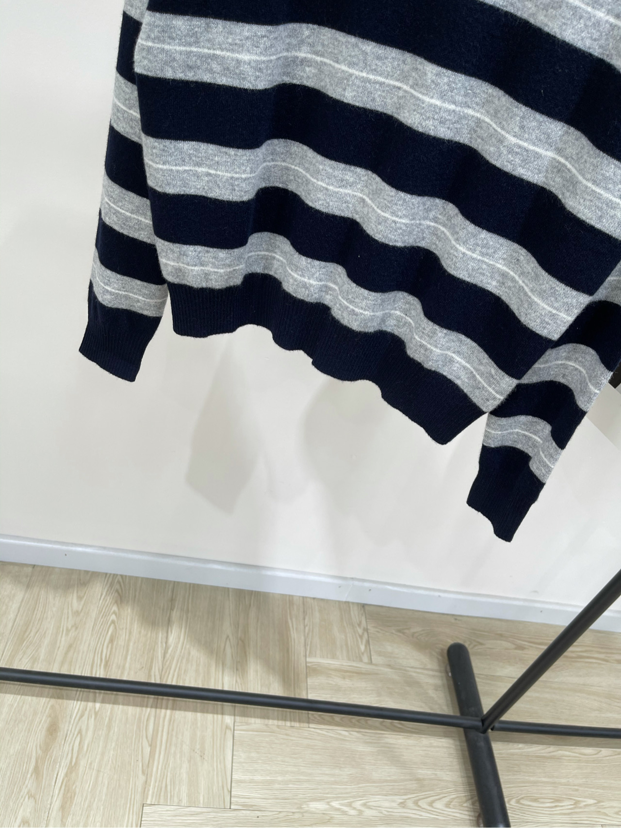 【M蓝灰宽条纹polo半拉链毛衣】🔺，面料：羊绒混纺颜色：蓝灰宽条纹𝐌𝐈𝐔 𝐌𝐈*｜针织条纹半拉链上衣条