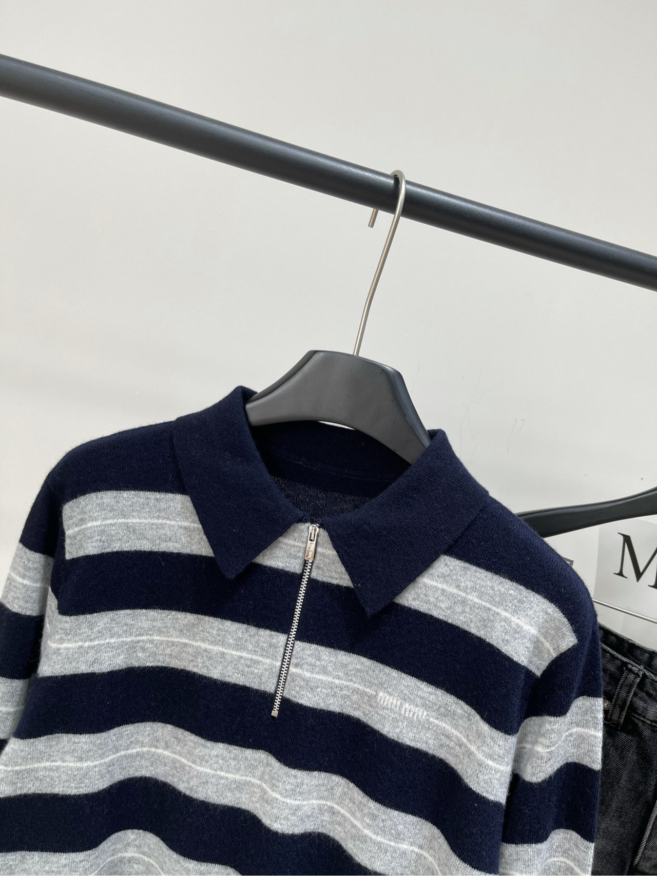 【M蓝灰宽条纹polo半拉链毛衣】🔺，面料：羊绒混纺颜色：蓝灰宽条纹𝐌𝐈𝐔 𝐌𝐈*｜针织条纹半拉链上衣条