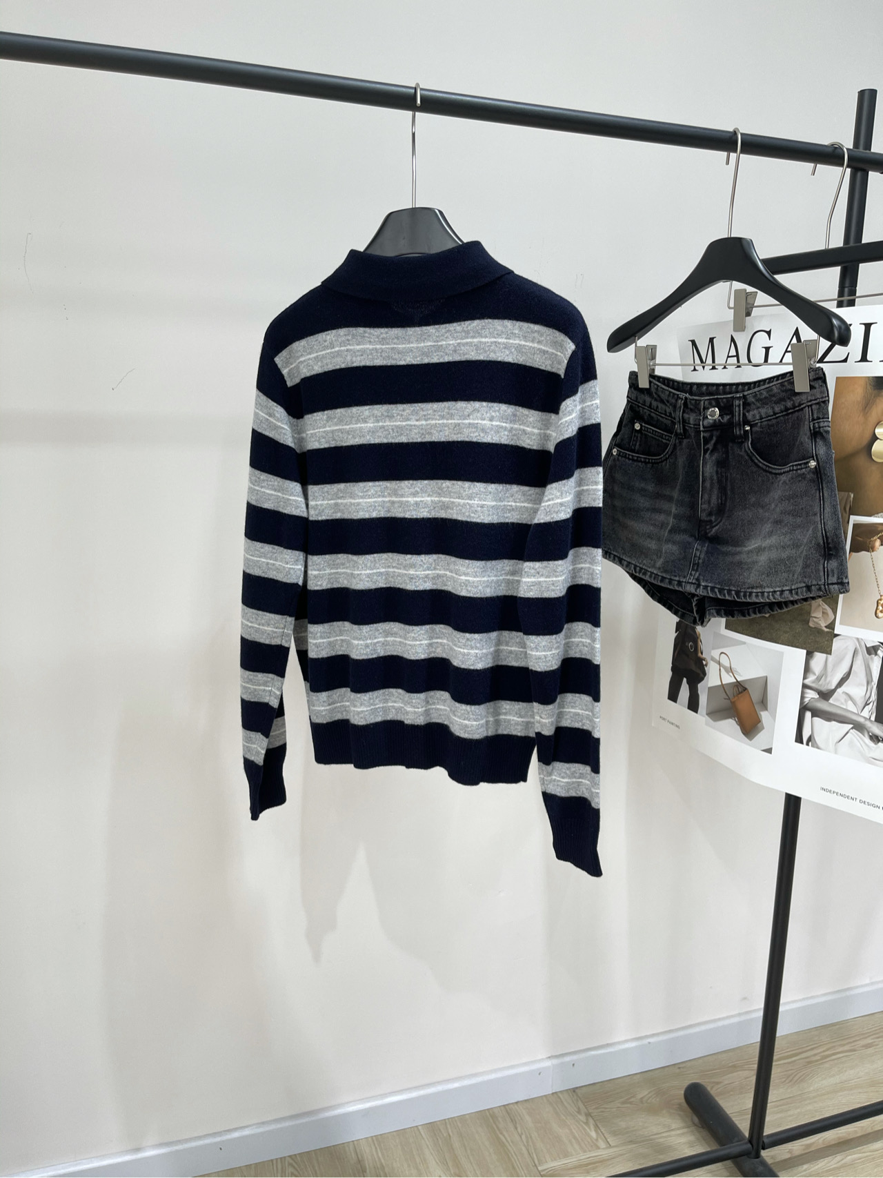 【M蓝灰宽条纹polo半拉链毛衣】🔺，面料：羊绒混纺颜色：蓝灰宽条纹𝐌𝐈𝐔 𝐌𝐈*｜针织条纹半拉链上衣条