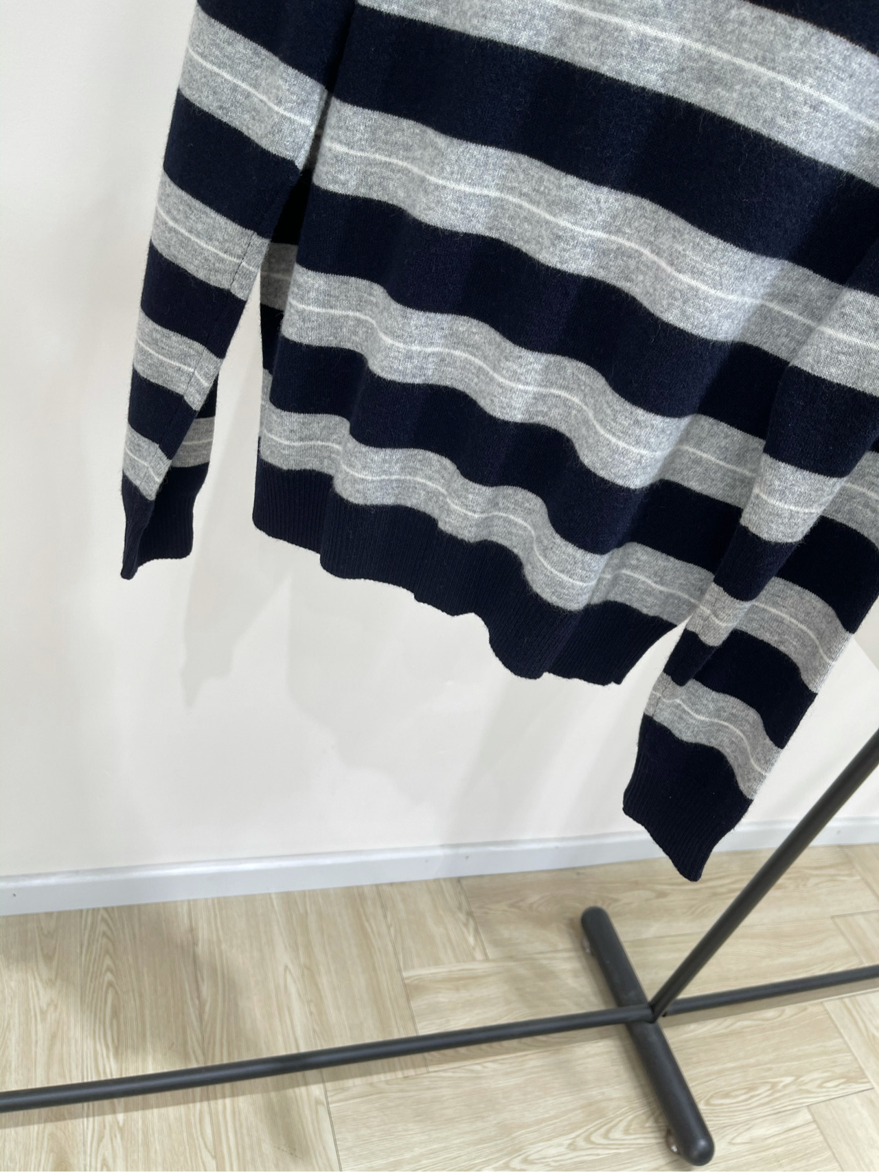 【M蓝灰宽条纹polo半拉链毛衣】🔺，面料：羊绒混纺颜色：蓝灰宽条纹𝐌𝐈𝐔 𝐌𝐈*｜针织条纹半拉链上衣条