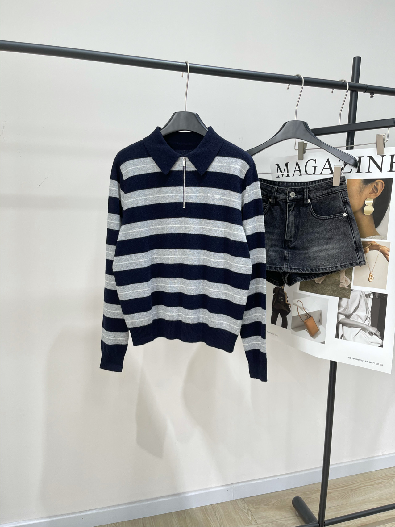 NO:517480,[Gray wide striped polo semi-zipper sweater], cashmere blended fabric, color blue gray wide stripes *｜Knitted striped semi-zipper tops The contrasting stripes are full of autumn and winter atmosphere, can be used as inner layer to layer to highlight the product characteristics. Select delicate cashmere fabric. The soft and skin-friendly texture gives the skin a gentle wrap in early autumn. It has warmth and high-end touch. Light gray and blue stripes cover the body. The retro contrasting colors are not only layered but also age-reducing buff. Daily outfits show luxurious quality. The half-zippered Polo collar design is full of retro feel. The zipper elements inject a unique and cool feeling into the classic style. The neat lines of the neckline retain the well-behaved characteristics of the college style. The sweet and cool collision style is full of tension. Flat size S shoulder width 41, bust 102 elasticity, 59 long, sleeve length 64  M shoulder width 42, bust 106 elasticity, garment length 60, sleeve length 65 L shoulder width 43, bust 110 elasticity, garment length 61, sleeve length 66 Manual measurement will have 2~3cm errors within the normal range, sweaters, alexander wang19860909【灰宽条纹polo半拉链毛衣】 ,面料羊绒混纺 颜色蓝灰宽条纹 *｜针织条纹半拉链上衣 条纹撞色秋冬氛围感拉满 可作内搭叠穿彰显品特征 甄选细腻羊绒面料 柔软亲肤的质感在早秋时节给予肌肤温柔包裹 兼具保暖性与高级触感 浅灰蓝条纹铺满衣身 复古撞色既显层次又自带减龄buff 日常穿搭尽显奢华品质 半拉链Polo领设计复古感拉满 拉链元素为经典版型注入个性酷感 领口的利落线条又保留了学院风的乖巧特质 甜酷碰撞的风格张力十足 平铺尺码 S肩宽41,胸围102弹力,衣长59,袖长64 M肩宽42,胸围106弹力,衣长60,袖长65 L肩宽43,胸围110弹力,衣长61,袖长66 手工测量会有2~3cm误差属于正常范围,,sweaters,alexander wang,Women's clothing