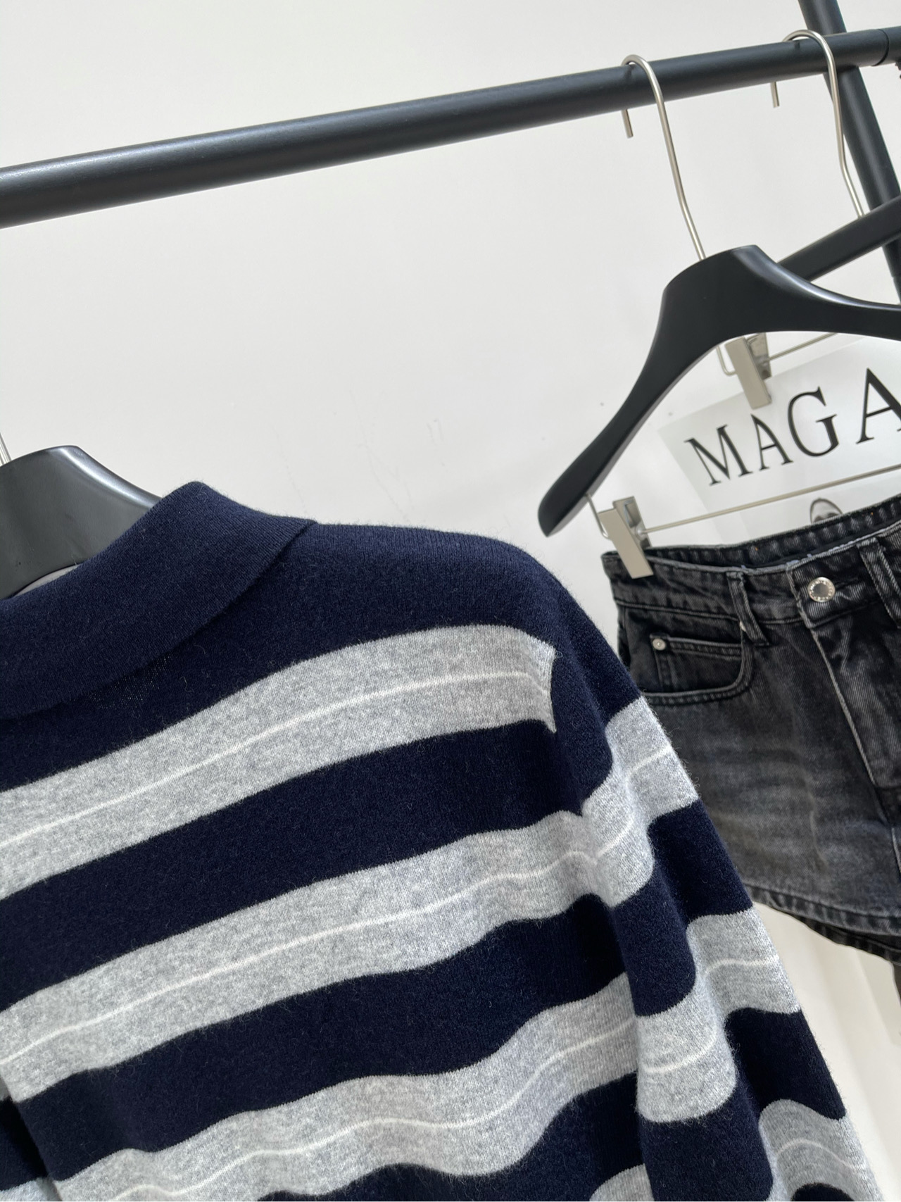 【M蓝灰宽条纹polo半拉链毛衣】🔺，面料：羊绒混纺颜色：蓝灰宽条纹𝐌𝐈𝐔 𝐌𝐈*｜针织条纹半拉链上衣条