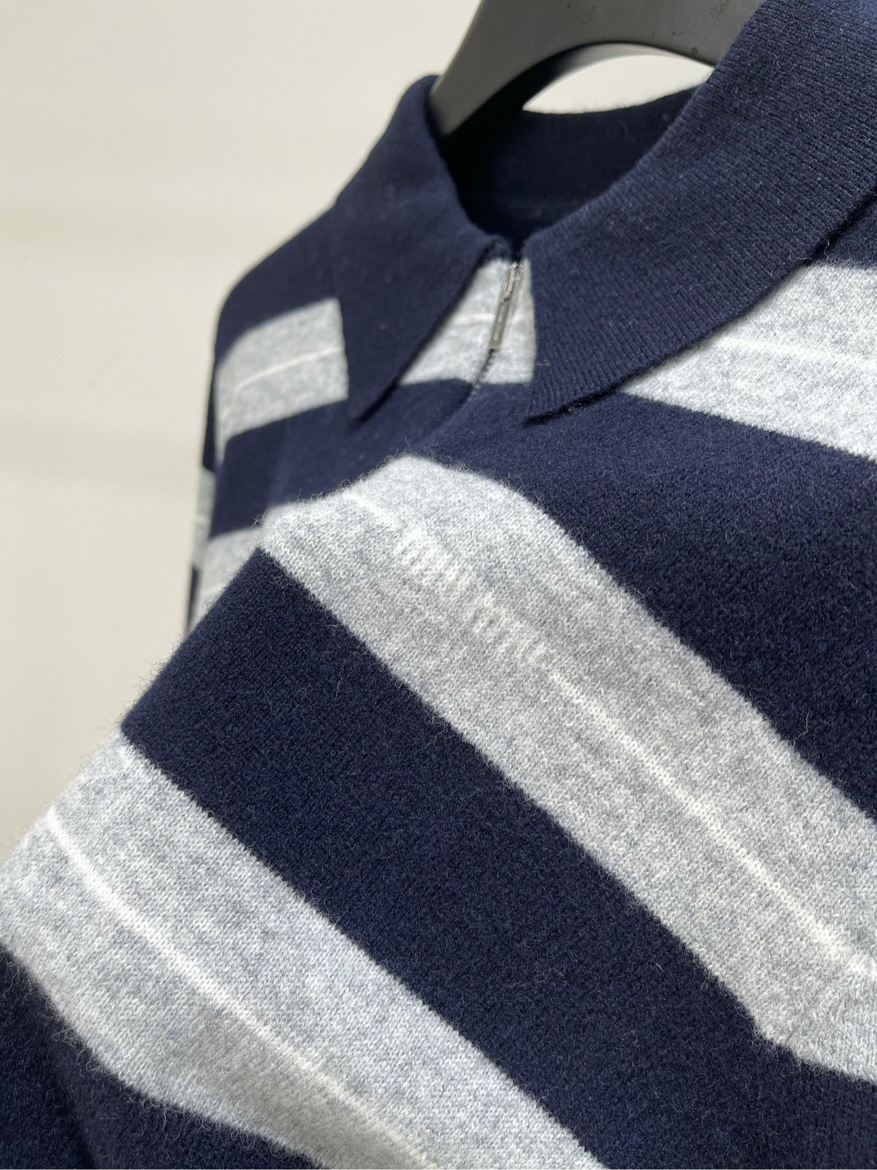 【M蓝灰宽条纹polo半拉链毛衣】🔺，面料：羊绒混纺颜色：蓝灰宽条纹𝐌𝐈𝐔 𝐌𝐈*｜针织条纹半拉链上衣条