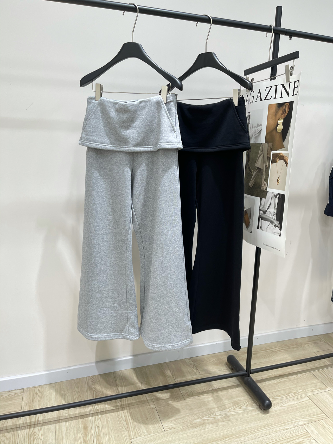 NO:533898,[RA two-color fart curtain sweatpants], fabric is all cotton, light gray, black, 25SS autumn new model is available!  Minimalist design outlines a unique style. The clever design of the waist adds a sense of layering. The wide-leg style cleverly modifies the leg shape. Double-side pocket design. Convenient and practical. Flat size. S waist circumference 68 micro-strength, hip circumference 96, trouser length 99 M waist circumference 72 micro-strength, hip circumference 100, trouser length 100 L waist circumference 76 micro-strength, hip circumference 104, trouser length 101. There will be 2~3cm errors in manual measurements. Alexander wang19860909【RA双色屁帘卫裤】 ,面料全棉 颜色浅灰色、黑色 25SS秋季新款上新！ 极简设计勾勒出独特风格 腰部的巧妙设计,增添了层次感 阔腿版型巧妙修饰腿型 双侧口袋设计 方便又实用 平铺尺码 S腰围68微弹力,臀围96,裤长99 M腰围72微弹力,臀围100,裤长100 L腰围76微弹力,臀围104,裤长101 手工测量会有2~3cm误差属于正常范围,,alexander wang,Women's clothing