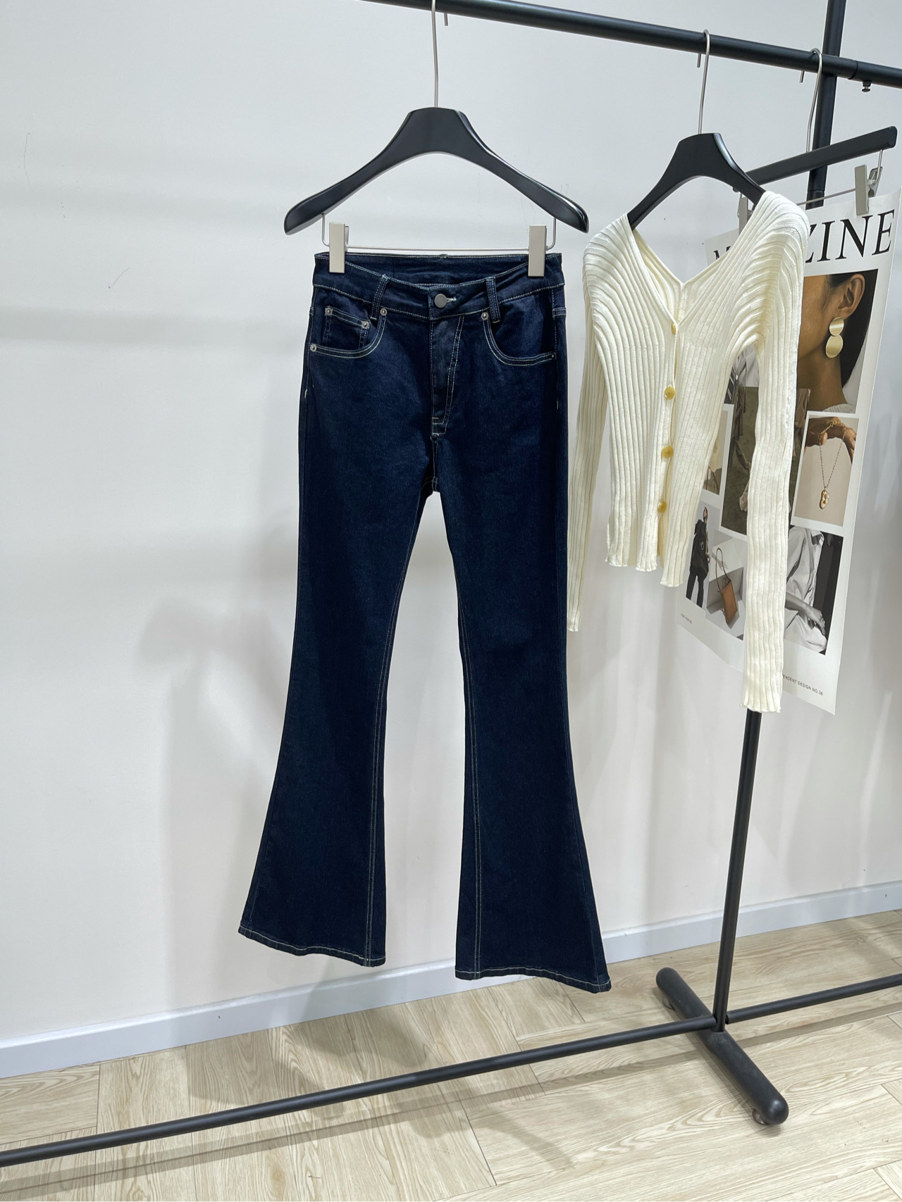 NO:533885,【Ash original color dark blue flared jeans】, fabric denim cotton, dark blue color, Tianla Lu, leg essence | AIMSH|||aim sh's pants are really amazing. The slightly slight style makes your legs look long and thin!  !  !  Warm and fashionable. Micro-flare trousers. Flat size. S waist circumference 64 elasticity, hip circumference 84 elasticity, trousers length 106 M waist circumference 68 elasticity, hip circumference 88 elasticity, trousers length 107 L waist circumference 72 elasticity, hip circumference 92 elasticity, trousers length 108. Manual measurement will have 2~3cm errors that fall within the normal range, jeans, alexander wang19860909【Ash原色深蓝喇叭牛仔裤】 ,面料牛仔棉 颜色深蓝 天啦噜 腿精本精｜ AIMSH|||aim sh的裤子真的绝绝子 微喇的款式 太显腿长腿细啦！！！ 保暖时髦两不误 微喇裤 平铺尺码 S腰围64弹力,臀围84弹力,裤长106 M腰围68弹力,臀围88弹力,裤长107 L腰围72弹力,臀围92弹力,裤长108 手工测量会有2~3cm误差属于正常范围,,jeans,alexander wang,Women's clothing