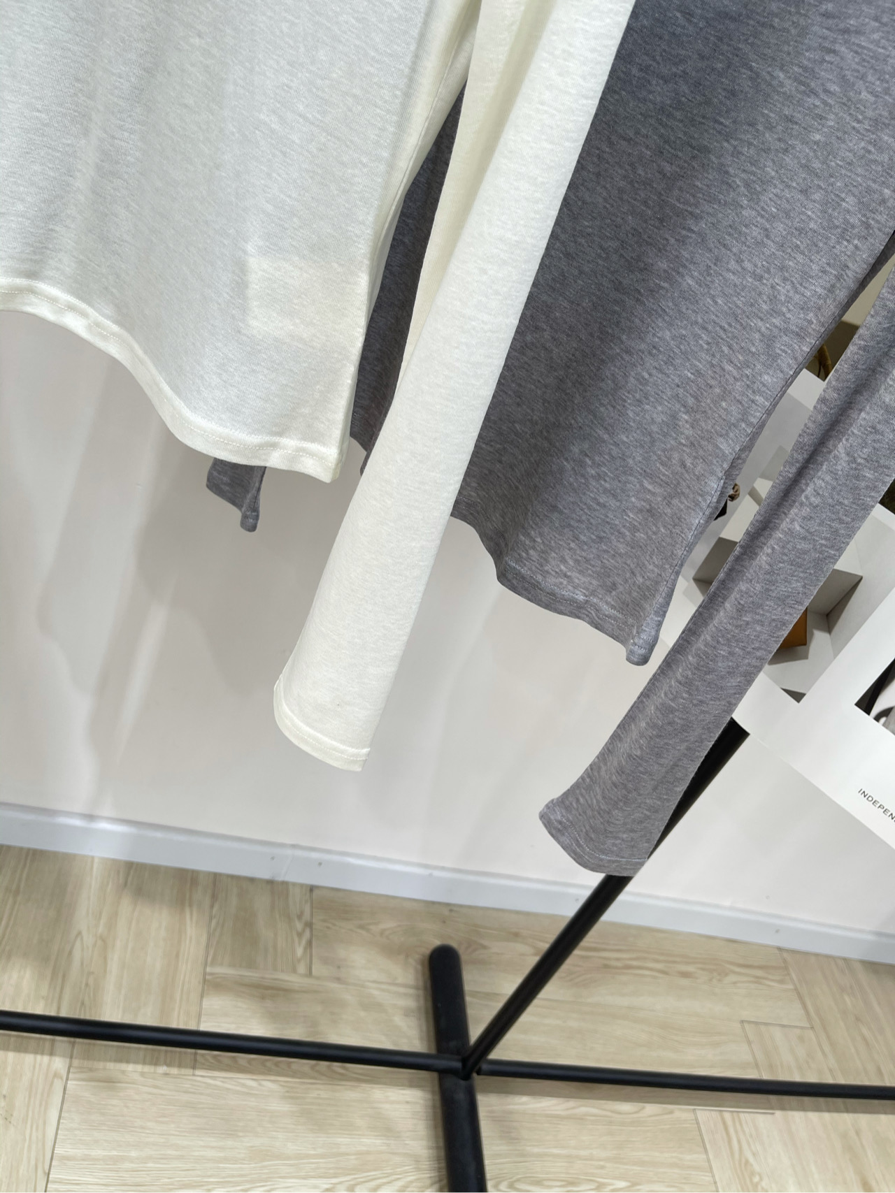 【Ann烫钻字母撞色真两件长袖T】🔺，面料：莱赛尔羊毛+棉颜色：灰色、白色25AW 圆领套头烫钻修身撞色