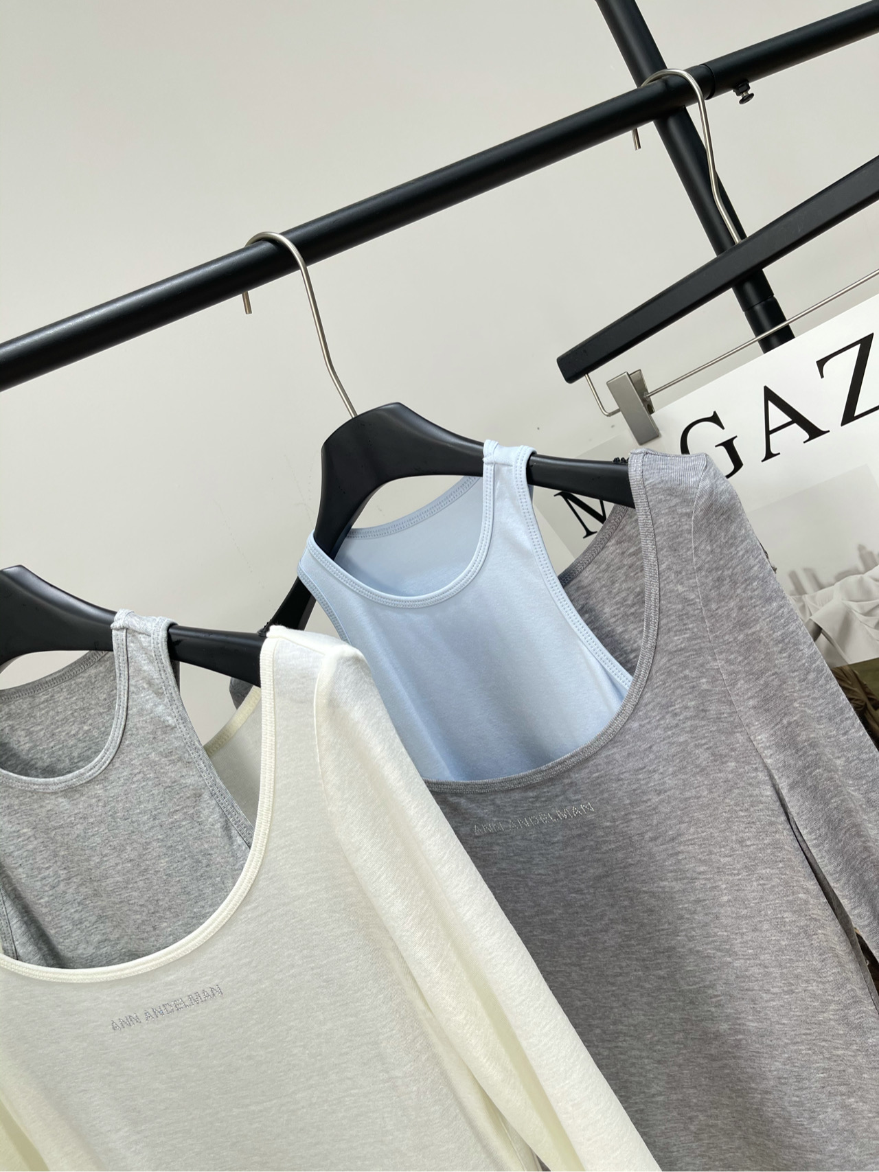 【Ann烫钻字母撞色真两件长袖T】🔺，面料：莱赛尔羊毛+棉颜色：灰色、白色25AW 圆领套头烫钻修身撞色