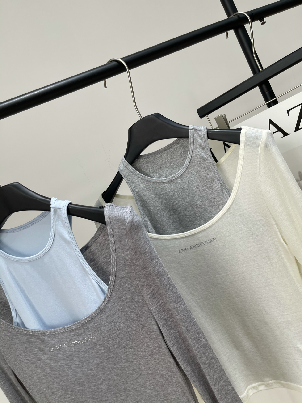 【Ann烫钻字母撞色真两件长袖T】🔺，面料：莱赛尔羊毛+棉颜色：灰色、白色25AW 圆领套头烫钻修身撞色