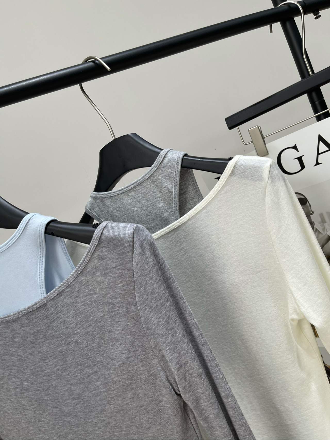 【Ann烫钻字母撞色真两件长袖T】🔺，面料：莱赛尔羊毛+棉颜色：灰色、白色25AW 圆领套头烫钻修身撞色