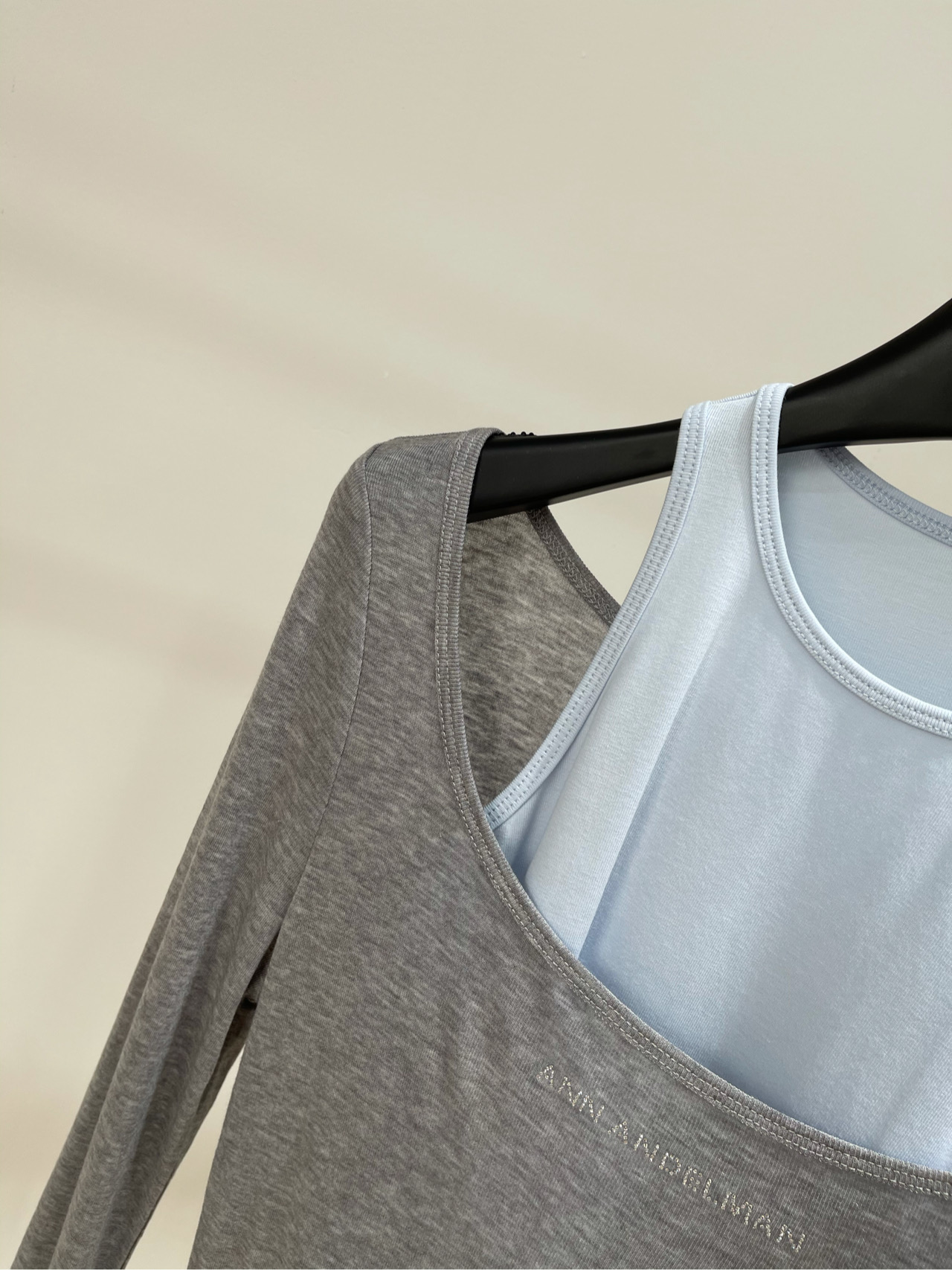 【Ann烫钻字母撞色真两件长袖T】🔺，面料：莱赛尔羊毛+棉颜色：灰色、白色25AW 圆领套头烫钻修身撞色