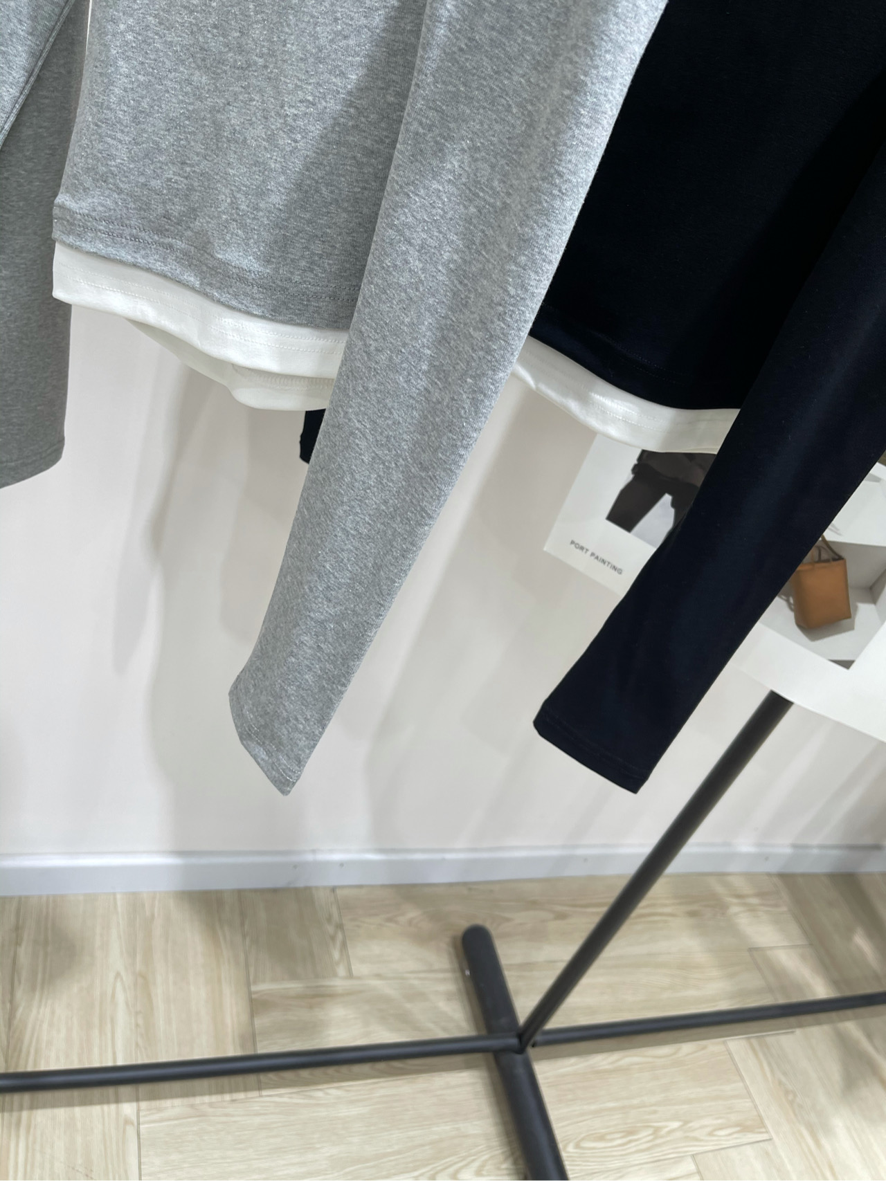 【Ann白边斜肩假两件长袖T】🔺，面料：棉+氨纶颜色：灰色、黑色25AW 徽标露锁骨斜肩假两件长袖打底衫