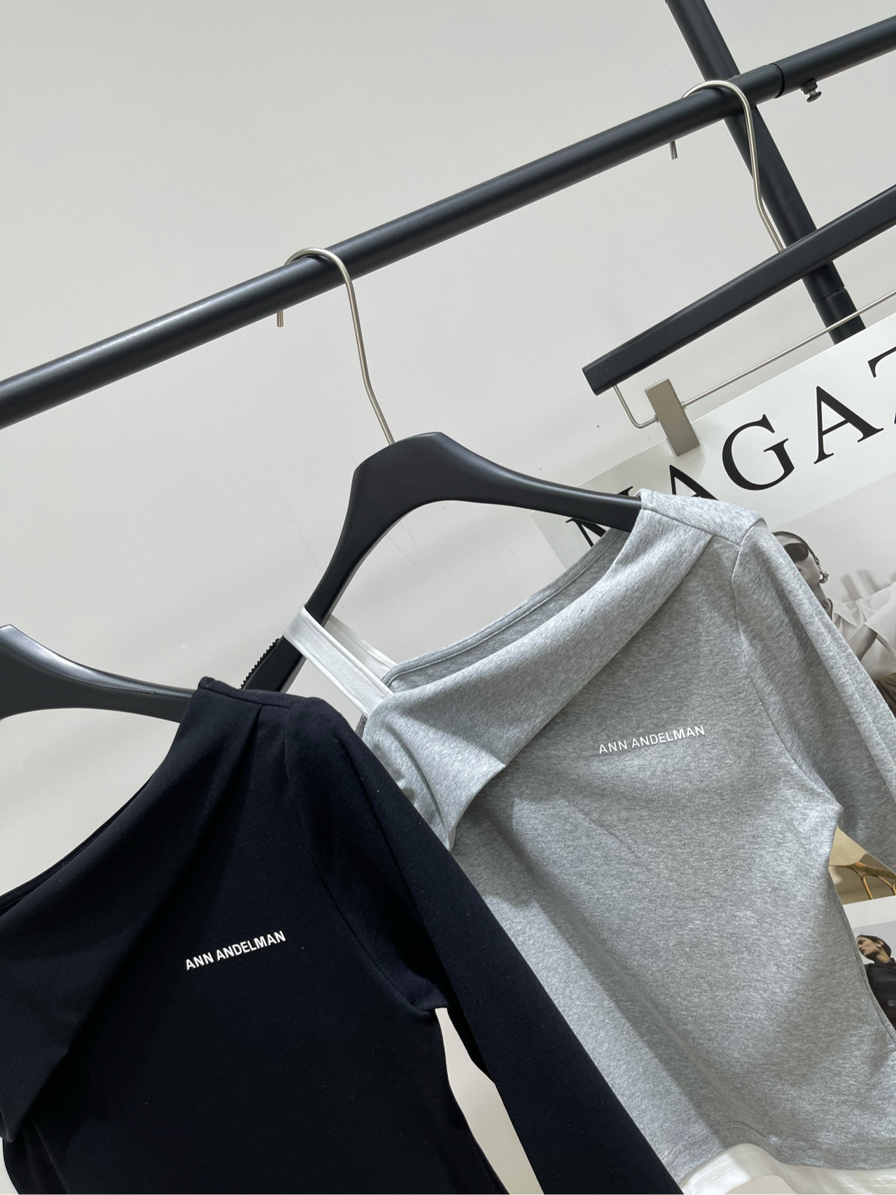 【Ann白边斜肩假两件长袖T】🔺，面料：棉+氨纶颜色：灰色、黑色25AW 徽标露锁骨斜肩假两件长袖打底衫