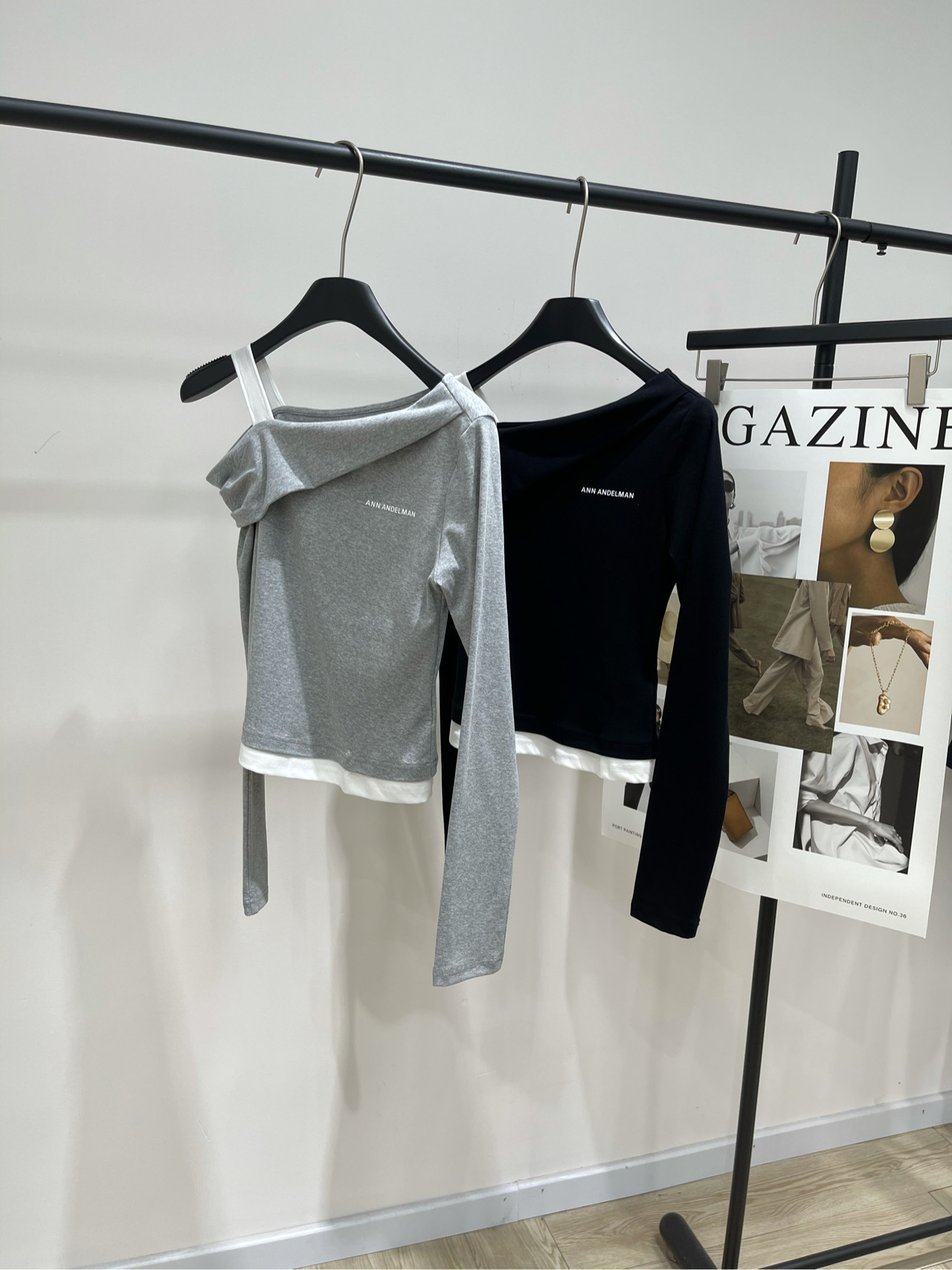 NO:533897,【Ann white-edged oblique shoulder fake two-piece long-sleeved T】, fabric cotton + spandex, color gray, black 25AW, logo, clavicle exposed, off-shoulder fake two-piece long-sleeved base shirt, this logo, off-shoulder fake two-piece long-sleeved base shirt, is really worth buying~ made of 95 cotton, skin-friendly and breathable, and it is super comfortable to wear with close body. The off-shoulder design is ingenious, can naturally reveal the beautiful collarbone lines, and easily create a small and sexy atmosphere. The style of the fake two-piece, with clear layers. The contrasting color splicing of the hem makes the whole no longer monotonous. The logo embellishment on the chest is low-key and recognizable. Whether it is matched with jeans, creating a casual and casual style, or a short skirt, taking the sweet and cool route, it is very suitable. Easy to adapt to a variety of dressing scenes~ Flat size S bust 76 elastic, 48 length, sleeve length 62  M bust 80 elasticity, 49 length of clothing, 63 sleeve length of L bust 84 elasticity, 50 length of clothing, 64 sleeve length of sleeve length of manual measurement will have 2~3cm errors within the normal range, skirts, jeans, alexander wang19860909【Ann白边斜肩假两件长袖T】 ,面料棉+氨纶 颜色灰色、黑色 25AW 徽标露锁骨斜肩假两件长袖打底衫 这款徽标露锁骨斜肩假两件长袖打底衫 真的太值得入手啦～采用95棉材质 亲肤又透气,贴身穿超舒服 斜肩设计很有巧思,能自然露出好看的锁骨线条 轻松营造出小性感的氛围 假两件的样式,层次分明 下摆的撞色拼接,让整体不再单调 胸前的徽标点缀,低调又有辨识度 不管是搭配牛仔裤 打造休闲随性的风格,还是搭配短裙 走甜酷路线,都很合适 轻松适配多种穿搭场景～ 平铺尺码 S胸围76弹力,衣长48,袖长62 M胸围80弹力,衣长49,袖长63 L胸围84弹力,衣长50,袖长64 手工测量会有2~3cm误差属于正常范围,,skirts,jeans,alexander wang,Women's clothing