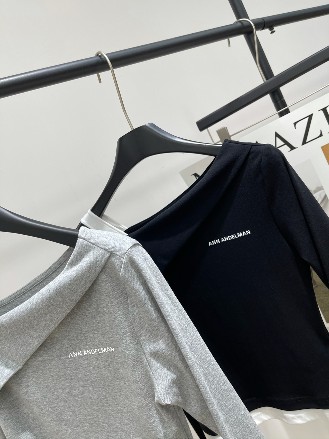 【Ann白边斜肩假两件长袖T】🔺，面料：棉+氨纶颜色：灰色、黑色25AW 徽标露锁骨斜肩假两件长袖打底衫