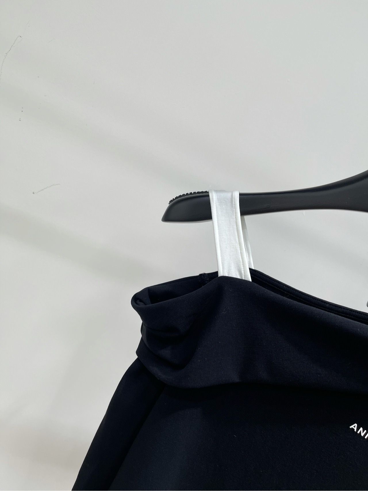 【Ann白边斜肩假两件长袖T】🔺，面料：棉+氨纶颜色：灰色、黑色25AW 徽标露锁骨斜肩假两件长袖打底衫