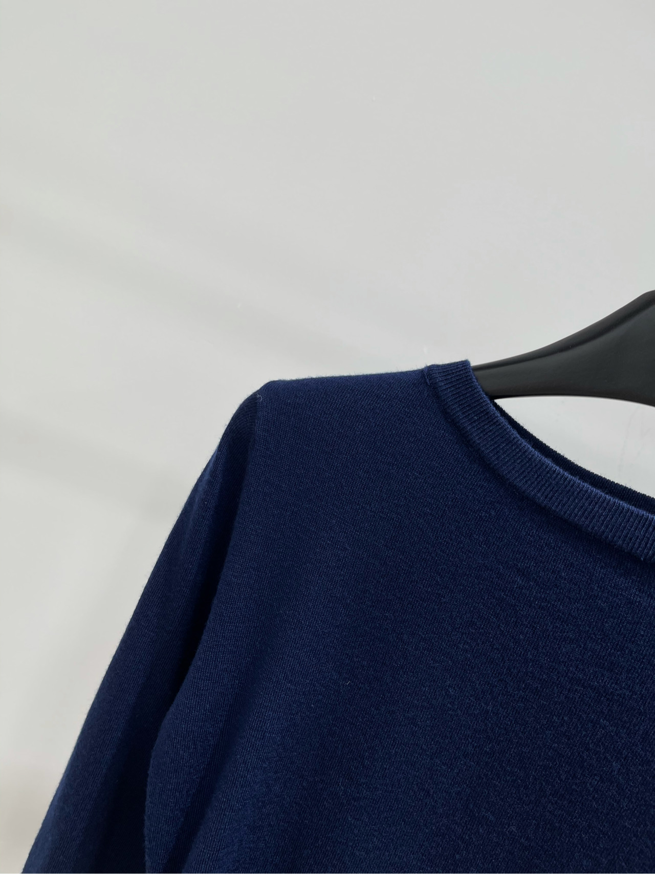 【Ann藏蓝一字领纽扣针织衫】🔺，面料：羊毛混纺颜色：藏蓝𝐀𝐍𝐍 𝐀𝐍𝐃𝐄𝐋𝐌𝐀𝐍*｜一字肩斜肩针织衫上