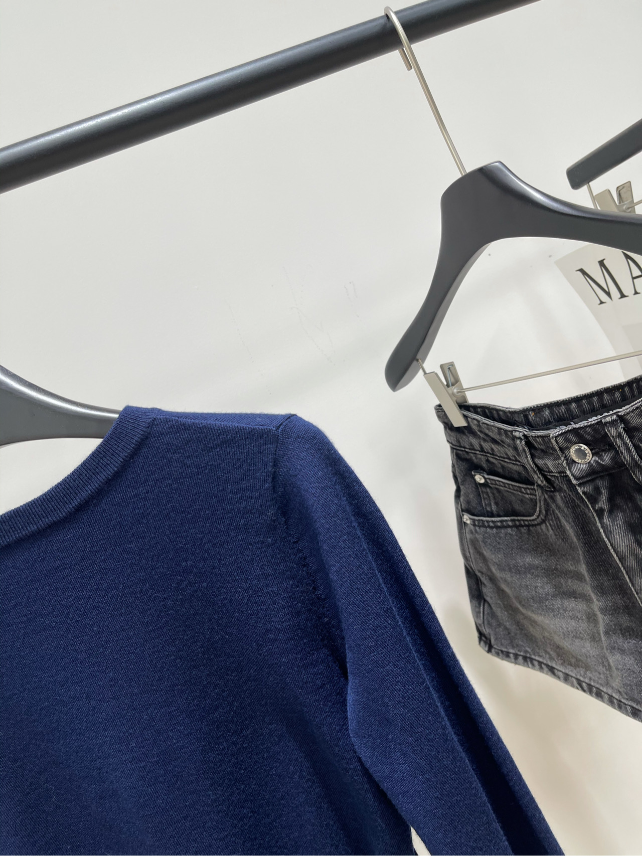 【Ann藏蓝一字领纽扣针织衫】🔺，面料：羊毛混纺颜色：藏蓝𝐀𝐍𝐍 𝐀𝐍𝐃𝐄𝐋𝐌𝐀𝐍*｜一字肩斜肩针织衫上