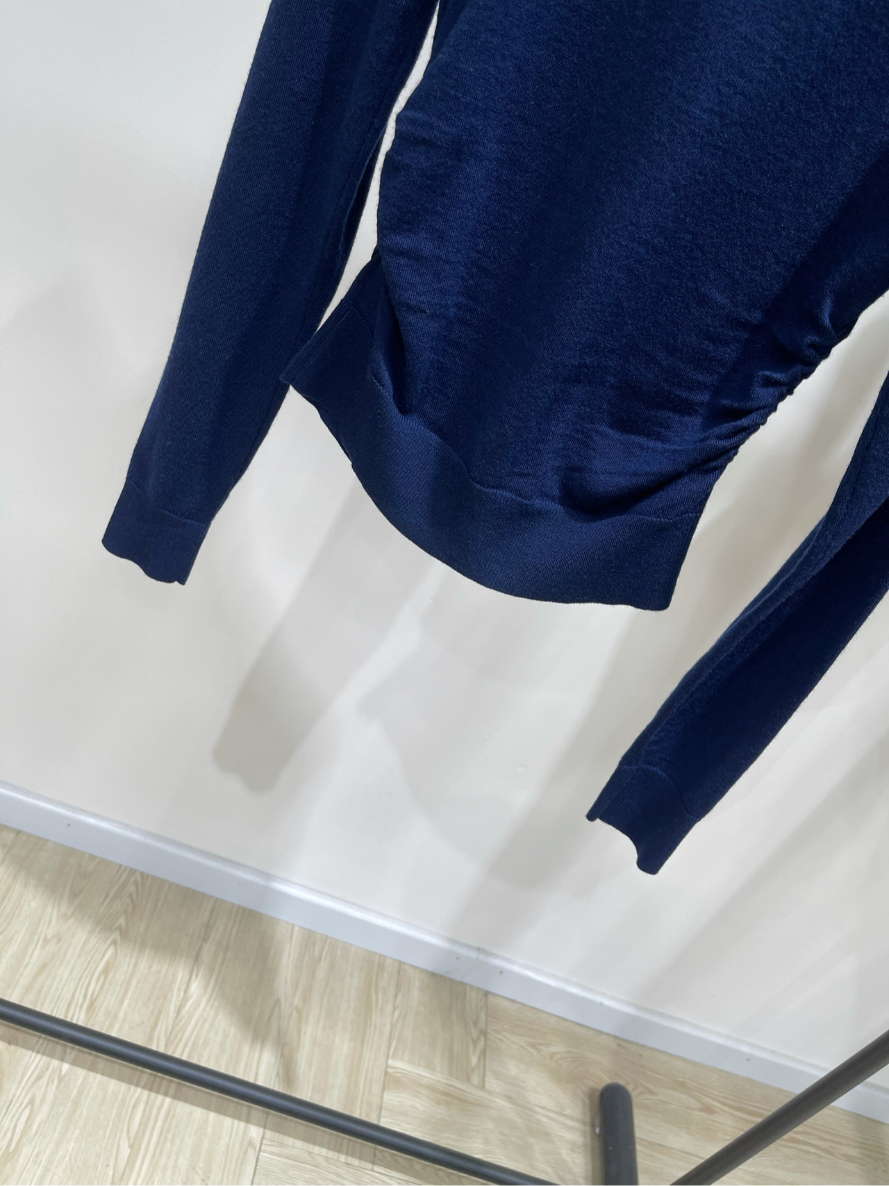 【Ann藏蓝一字领纽扣针织衫】🔺，面料：羊毛混纺颜色：藏蓝𝐀𝐍𝐍 𝐀𝐍𝐃𝐄𝐋𝐌𝐀𝐍*｜一字肩斜肩针织衫上