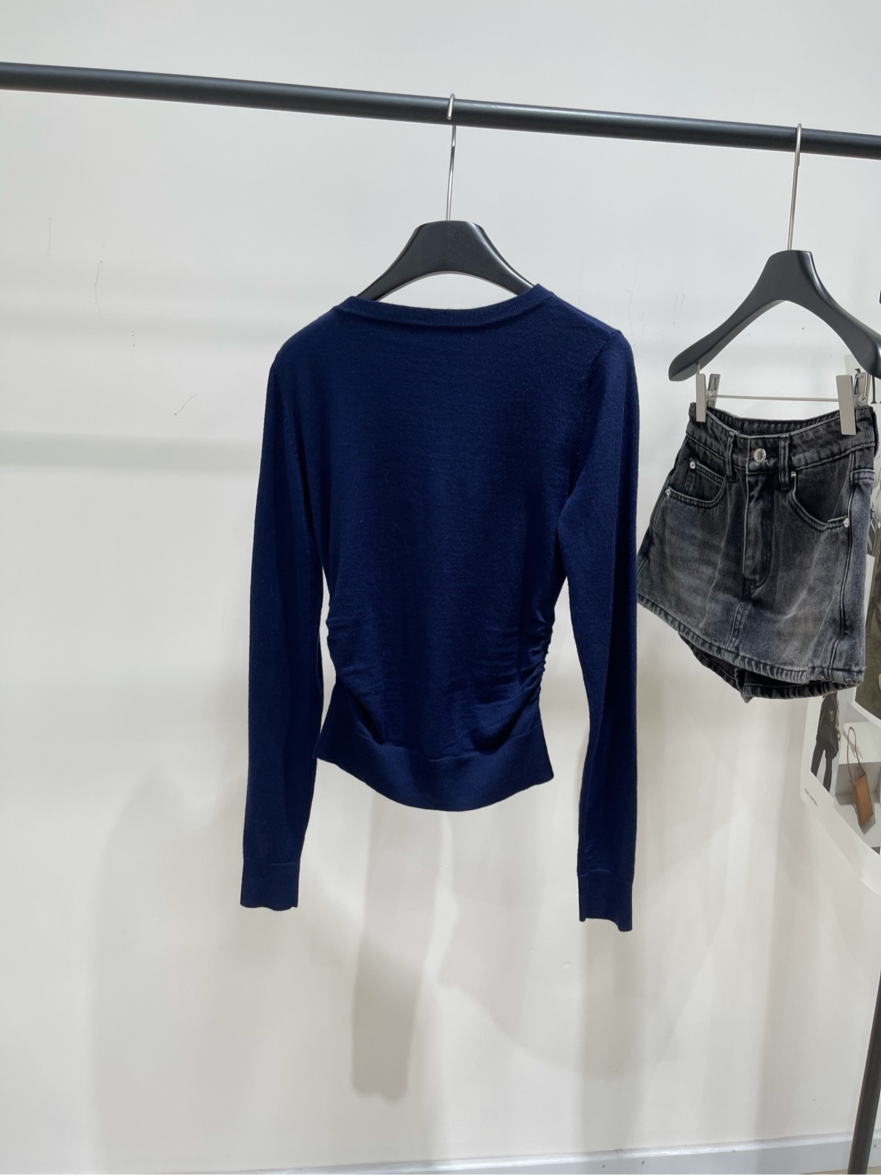 【Ann藏蓝一字领纽扣针织衫】🔺，面料：羊毛混纺颜色：藏蓝𝐀𝐍𝐍 𝐀𝐍𝐃𝐄𝐋𝐌𝐀𝐍*｜一字肩斜肩针织衫上