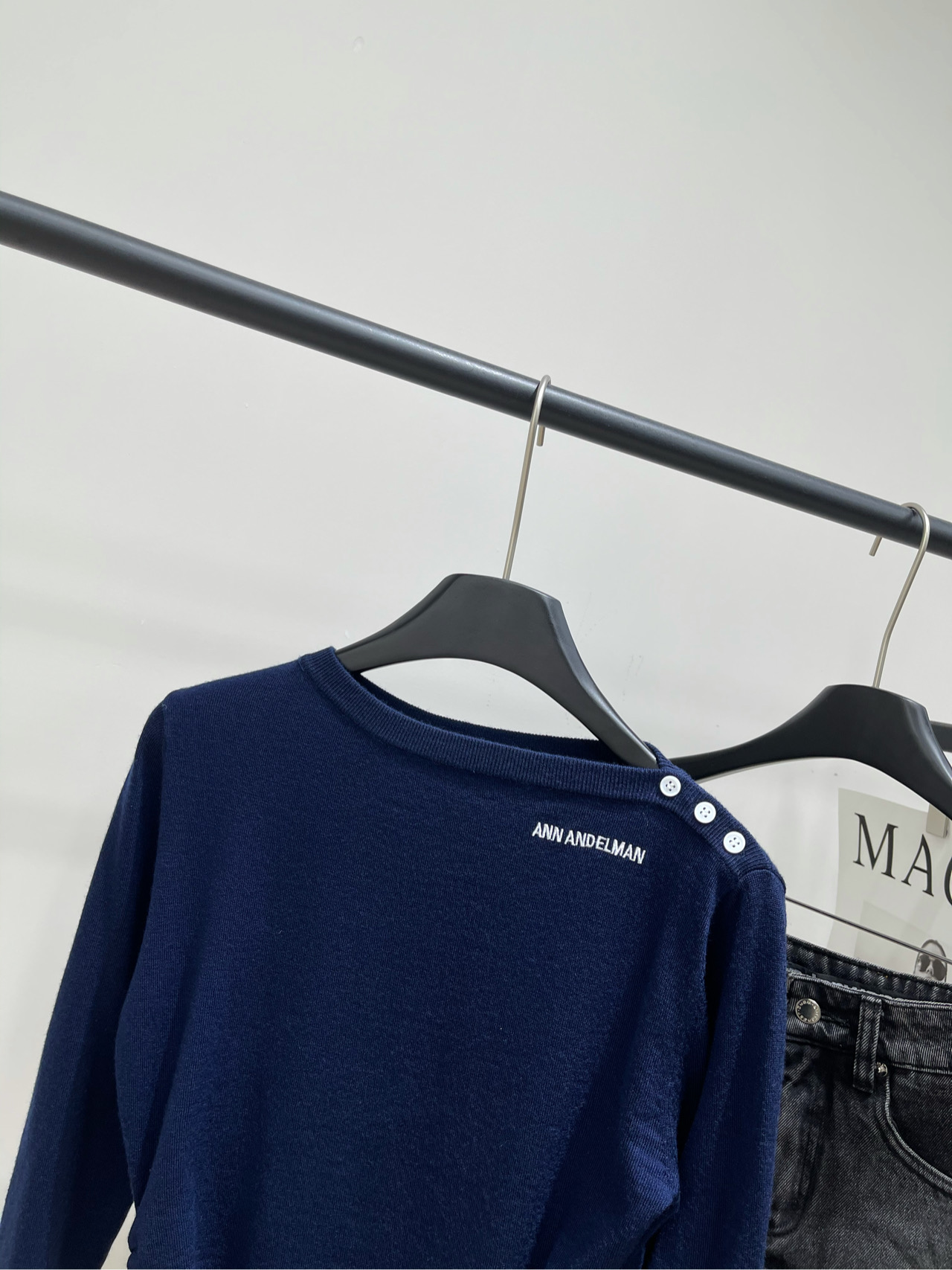 【Ann藏蓝一字领纽扣针织衫】🔺，面料：羊毛混纺颜色：藏蓝𝐀𝐍𝐍 𝐀𝐍𝐃𝐄𝐋𝐌𝐀𝐍*｜一字肩斜肩针织衫上