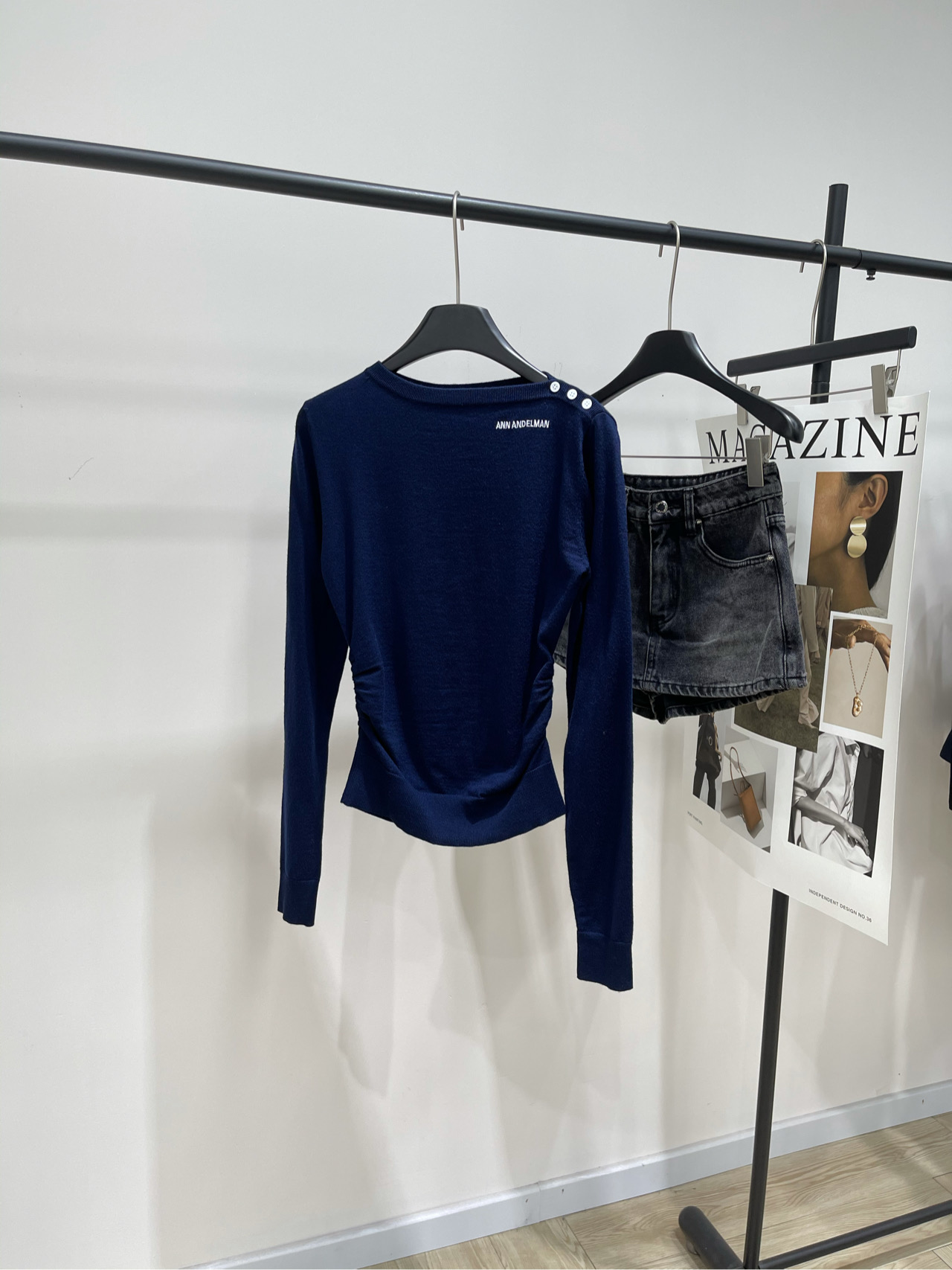 【Ann藏蓝一字领纽扣针织衫】🔺，面料：羊毛混纺颜色：藏蓝𝐀𝐍𝐍 𝐀𝐍𝐃𝐄𝐋𝐌𝐀𝐍*｜一字肩斜肩针织衫上